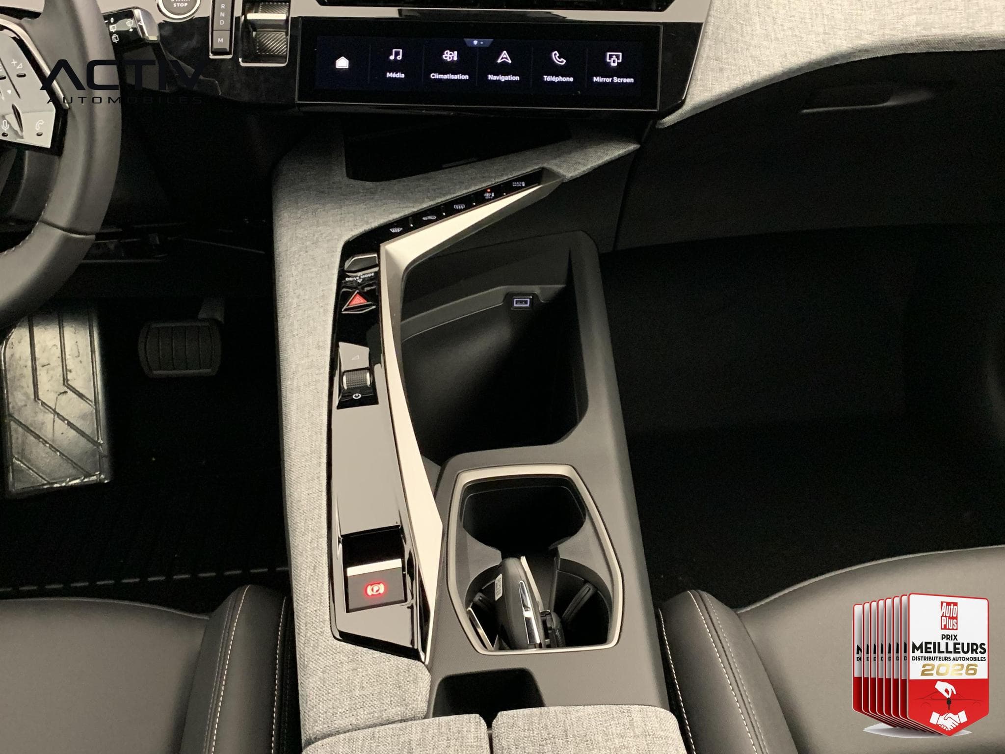 Peugeot 5008 Hybrid 145 e-DCS6 Allure (2026) - Photo 17