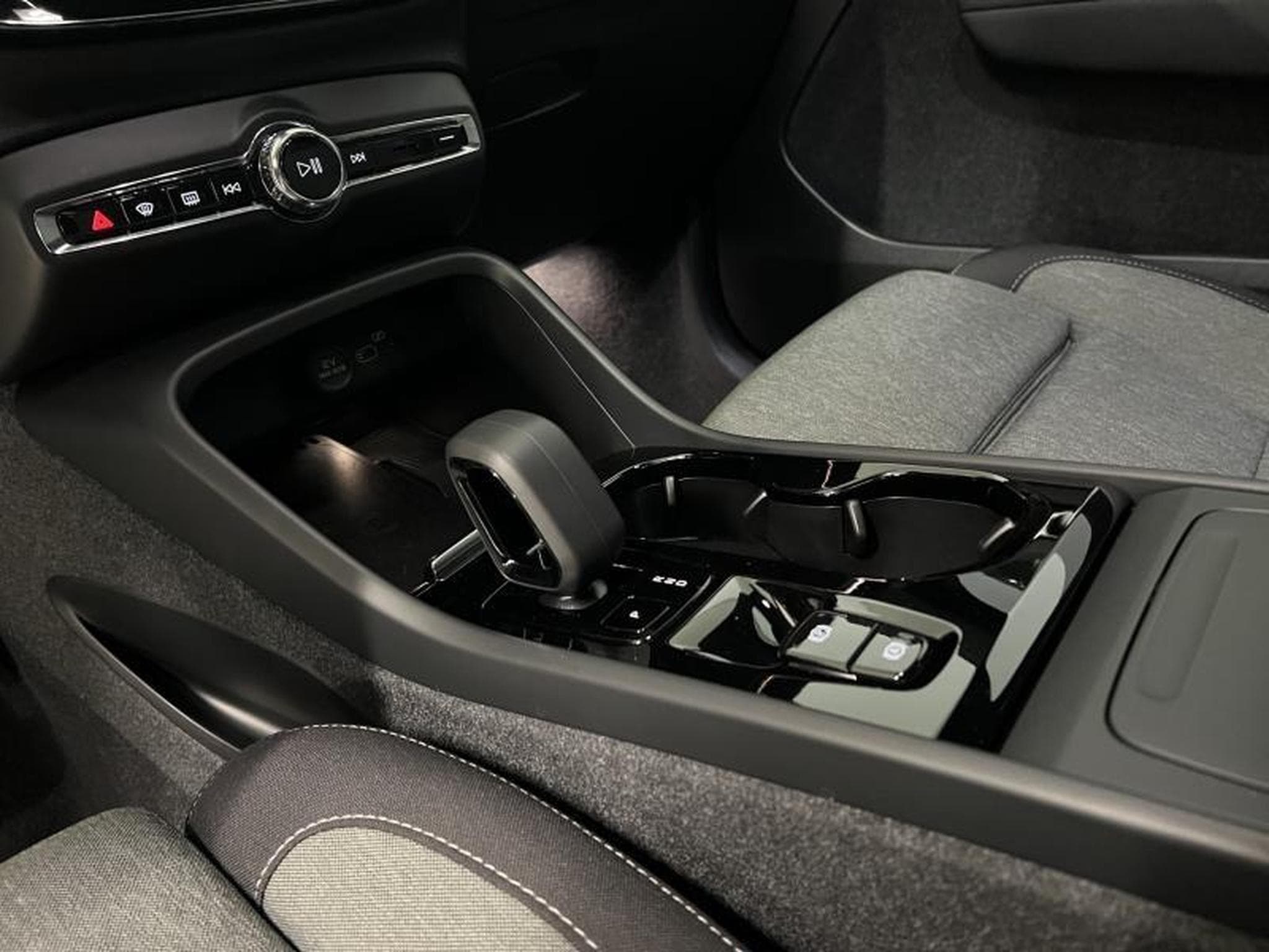 Volvo XC40 Plus Dark (2023) - Photo 8
