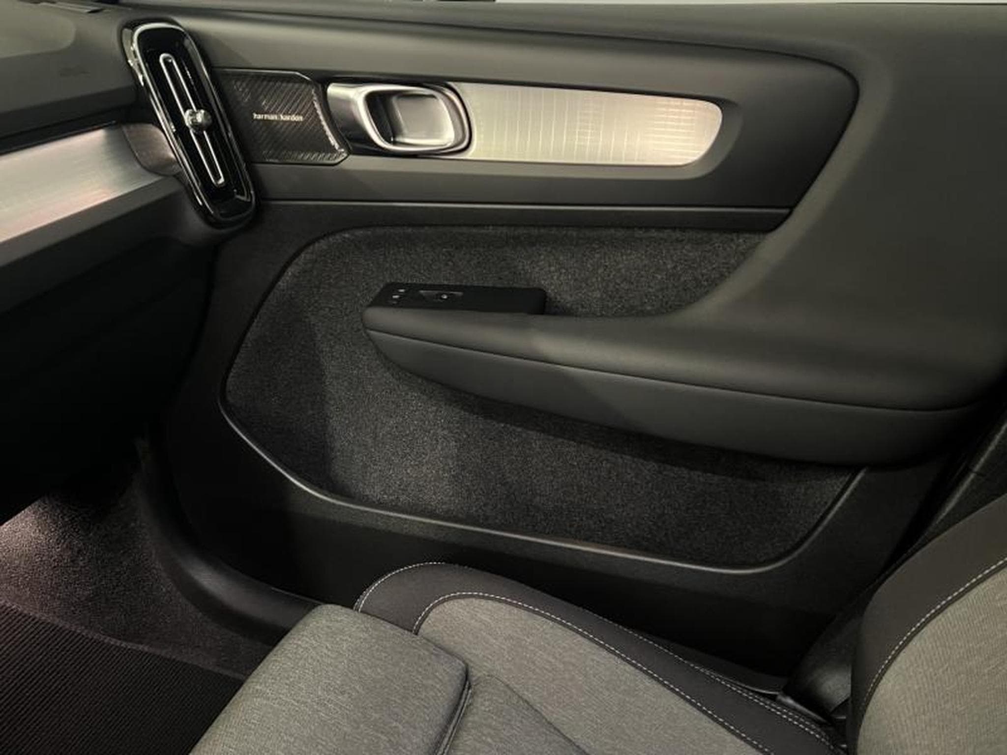 Volvo XC40 Plus Dark (2023) - Photo 12