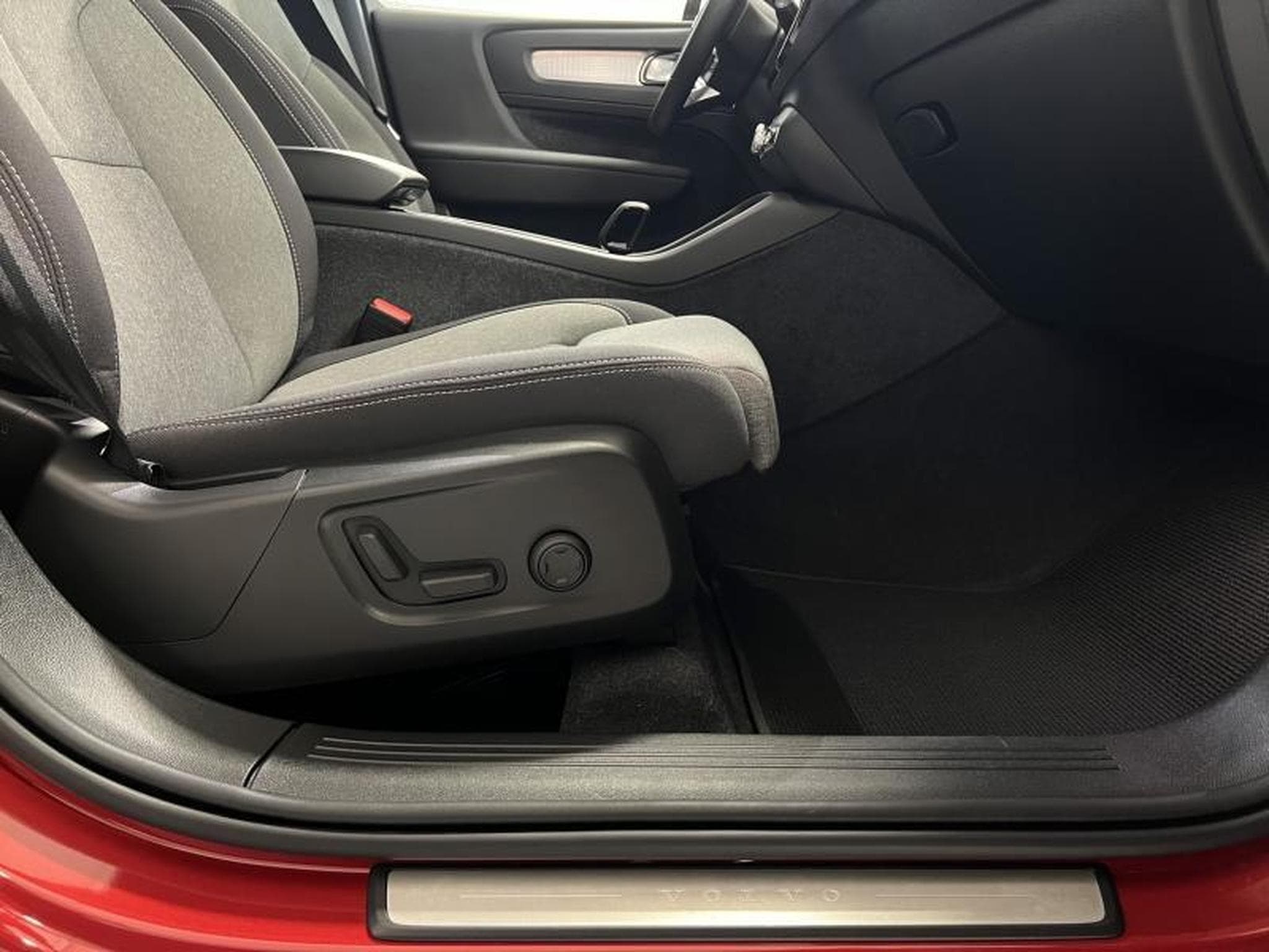 Volvo XC40 Plus Dark (2023) - Photo 14