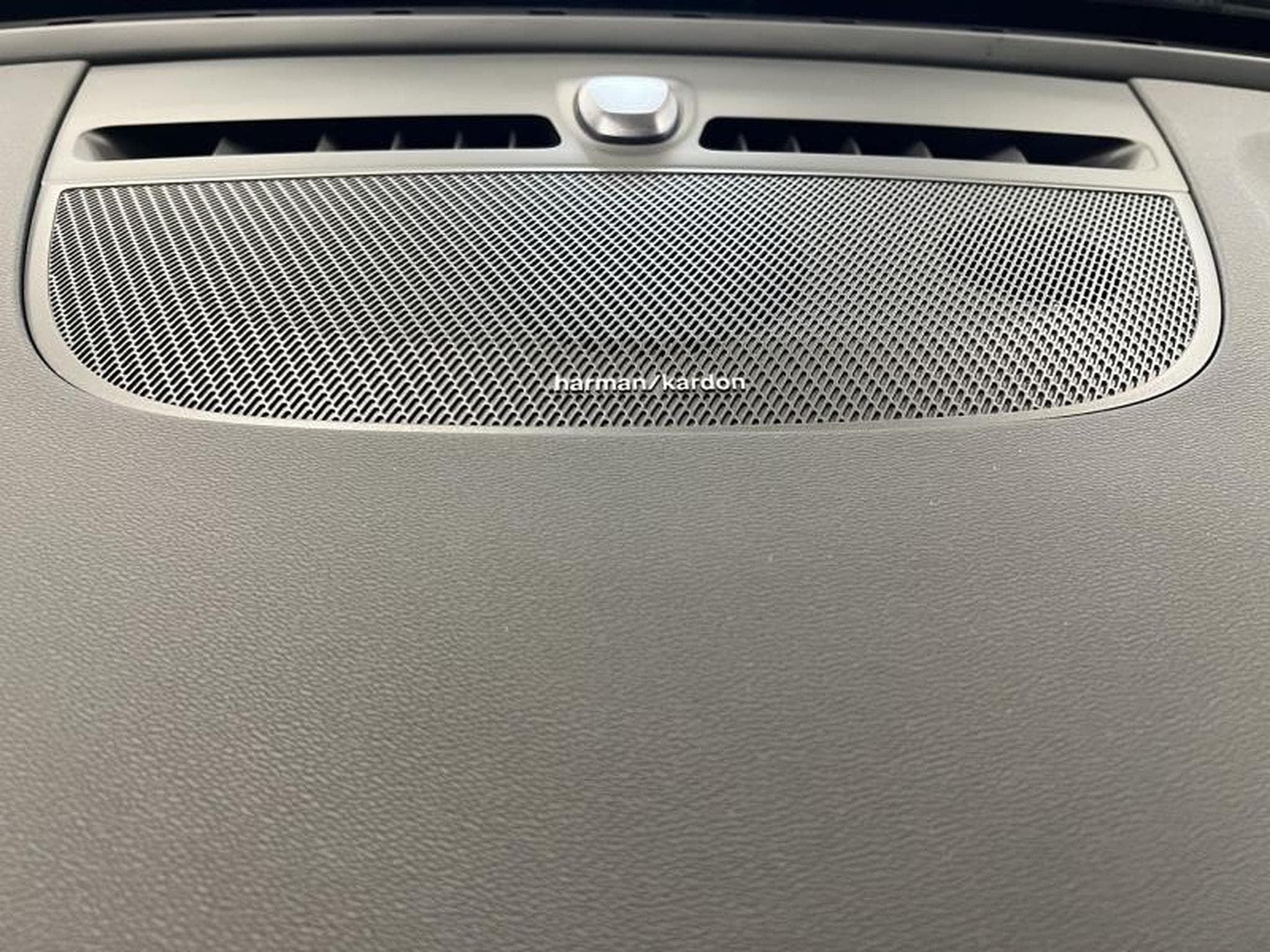 Volvo XC40 Plus Dark (2023) - Photo 16