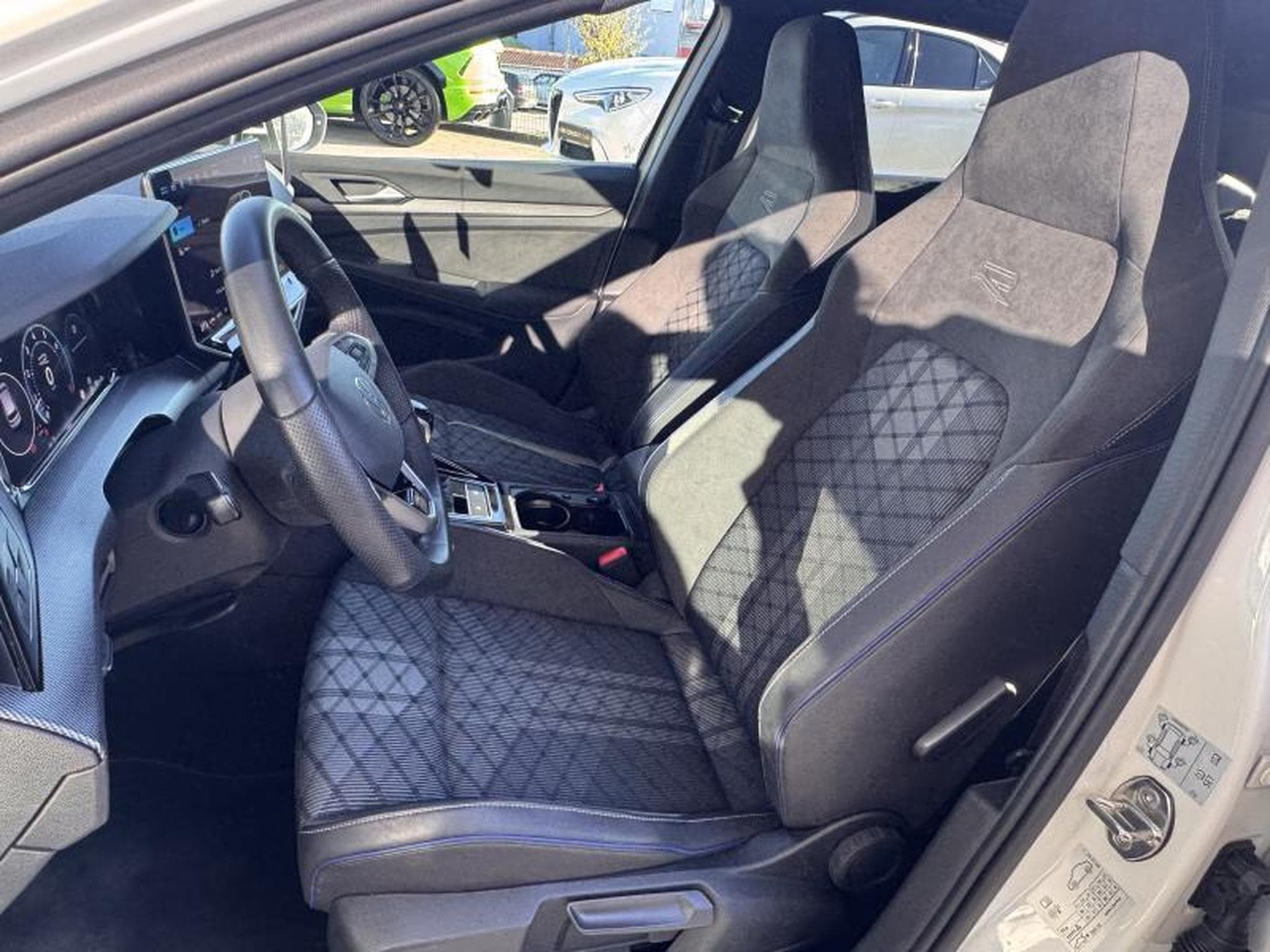 VW Golf R-Line 1.5 150ch/Garantie VW 12-2030/Attelage/IQ Light/Camer (2025) - Foto 9