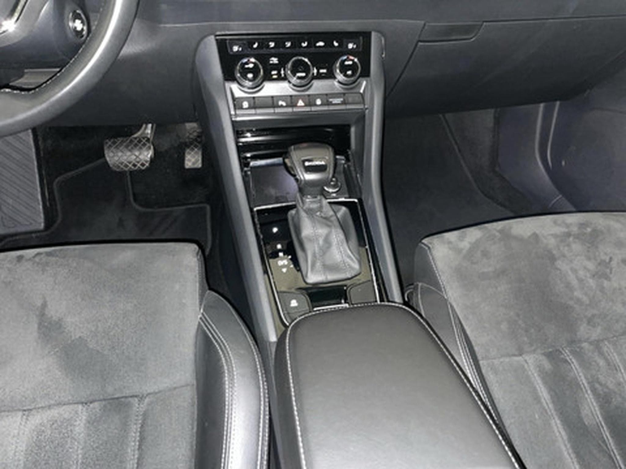 Skoda Karoq 1.5 TSI 110kW DSG7 (2022) - Photo 10