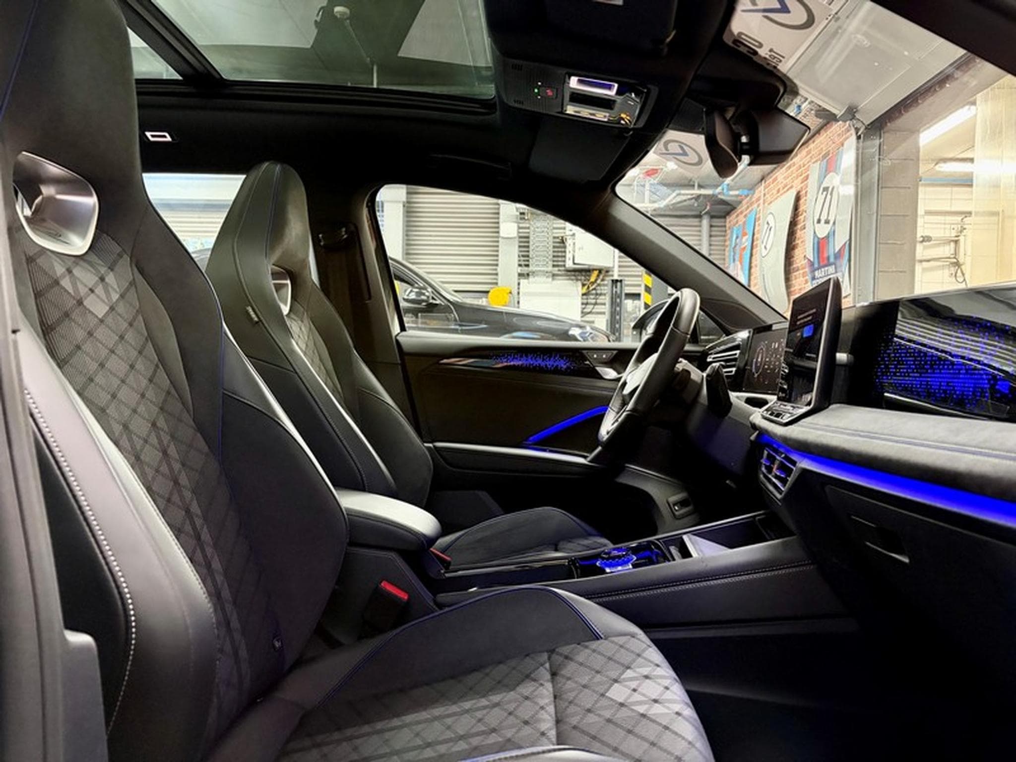 VW Tiguan Tiguan 2.0 TDi 150cv Auto R-LINE ToitO+P/SiègCh/Navi (2026) - Photo 8