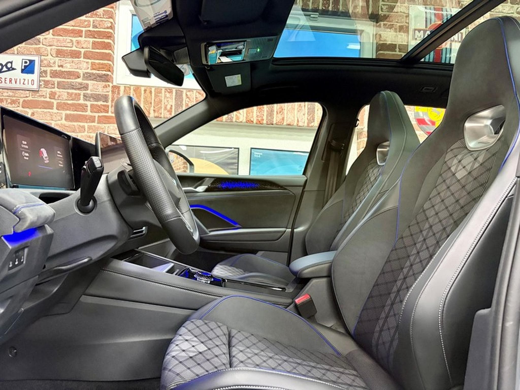VW Tiguan Tiguan 2.0 TDi 150cv Auto R-LINE ToitO+P/SiègCh/Navi (2026) - Photo 5