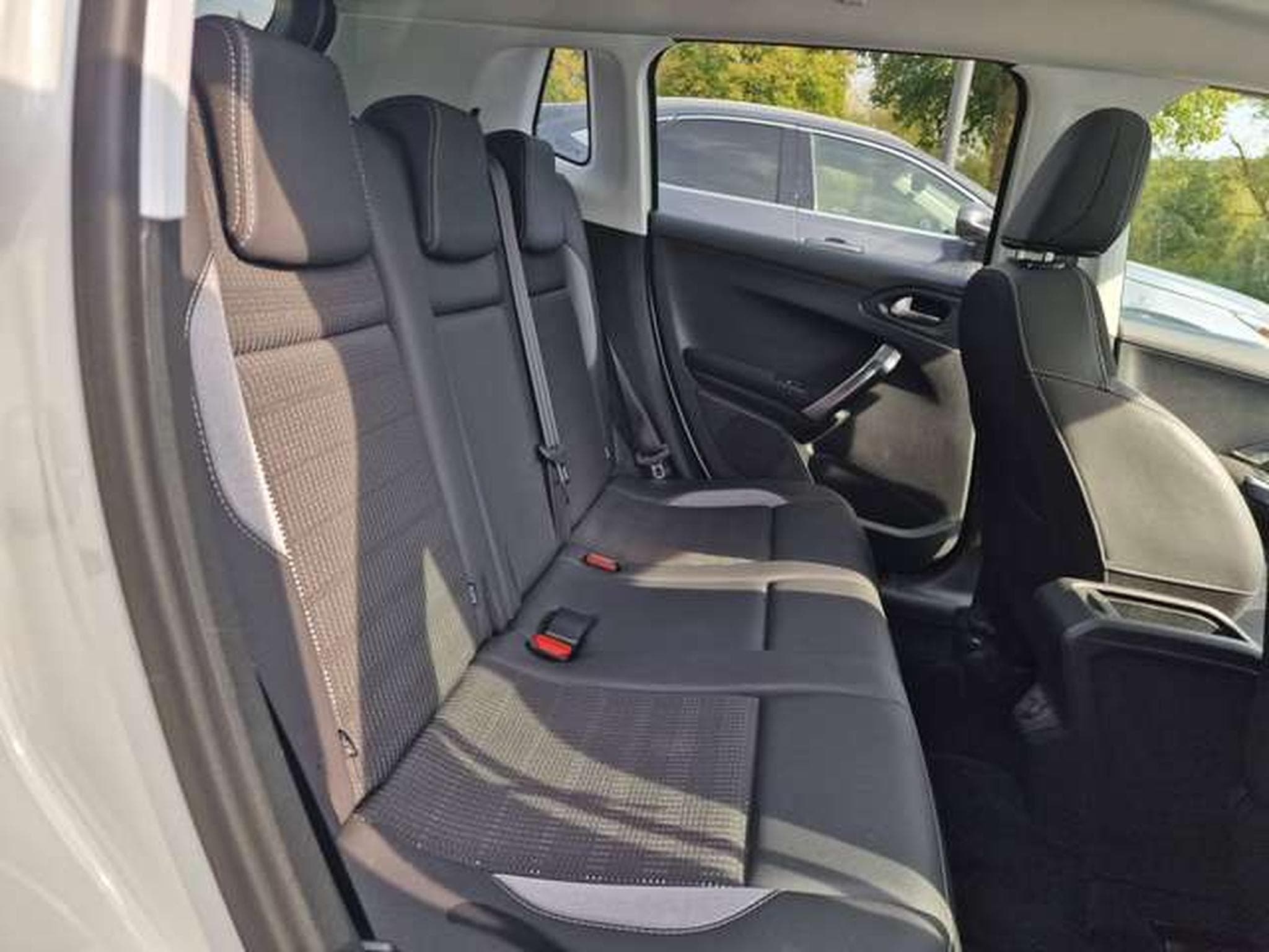Peugeot 2008 Allure e-HDi FAP 115 STOP (2017) - Photo 6