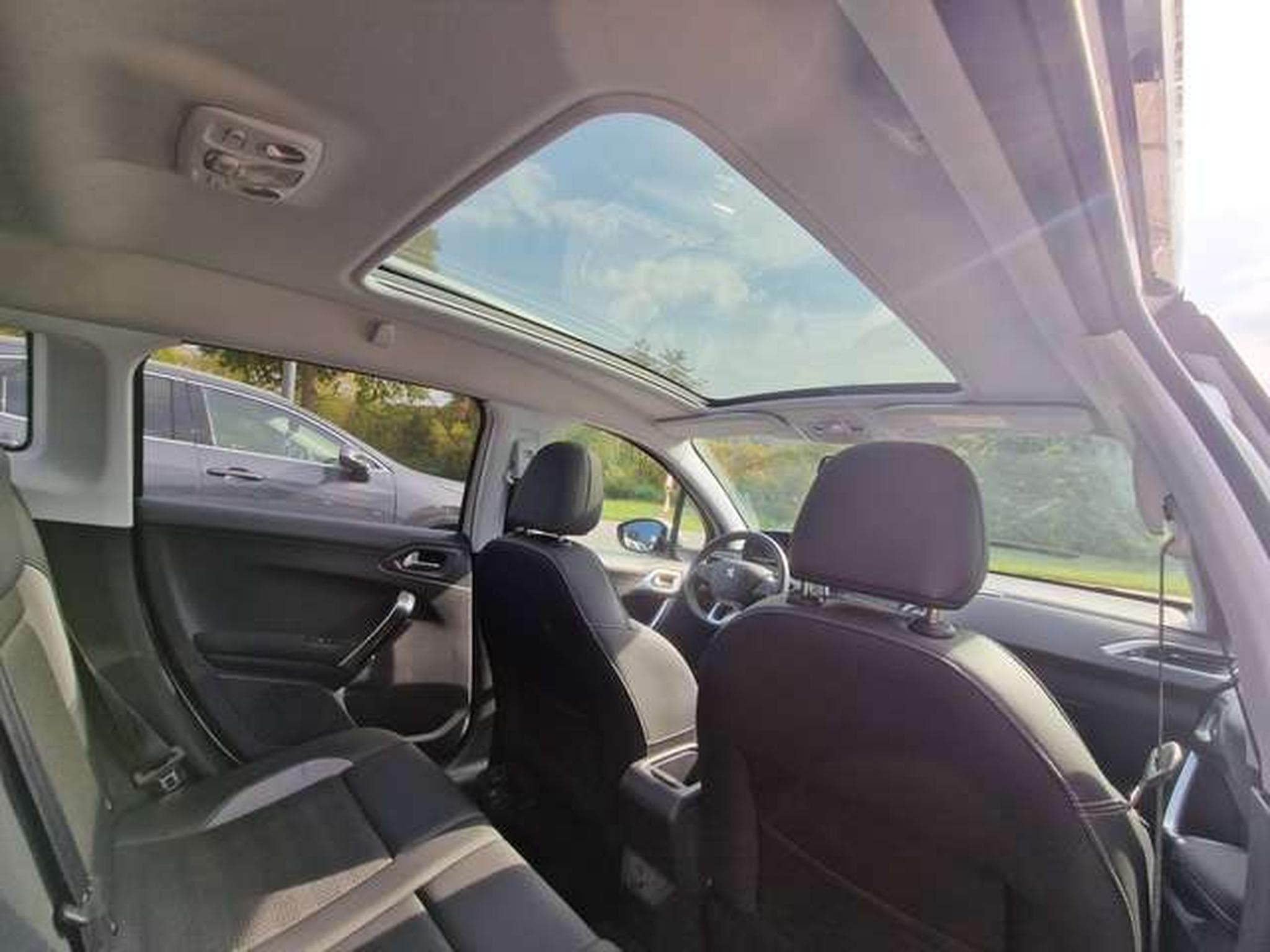 Peugeot 2008 Allure e-HDi FAP 115 STOP (2017) - Photo 12