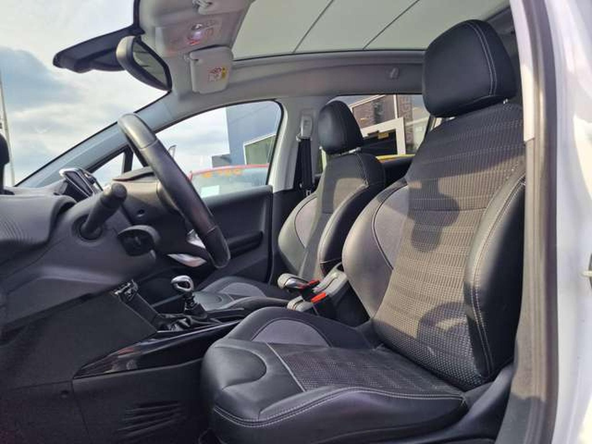 Peugeot 2008 Allure e-HDi FAP 115 STOP (2017) - Photo 10