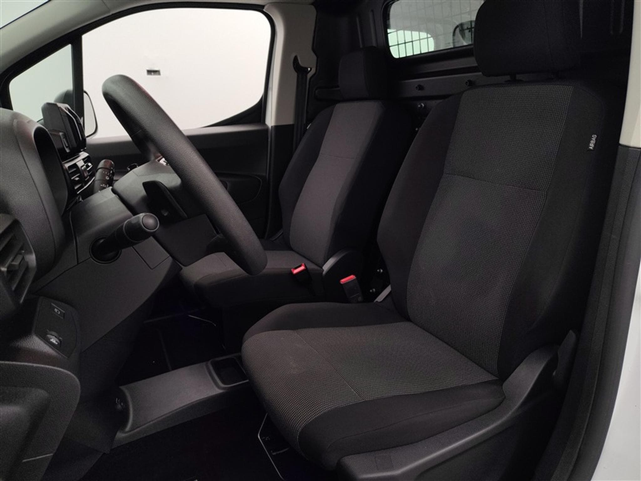 Citroen Berlingo 1.5 BlueHDi 130Cv EAT8 M CLIM / BLUETOOTH / PDC (2025) - Foto 7