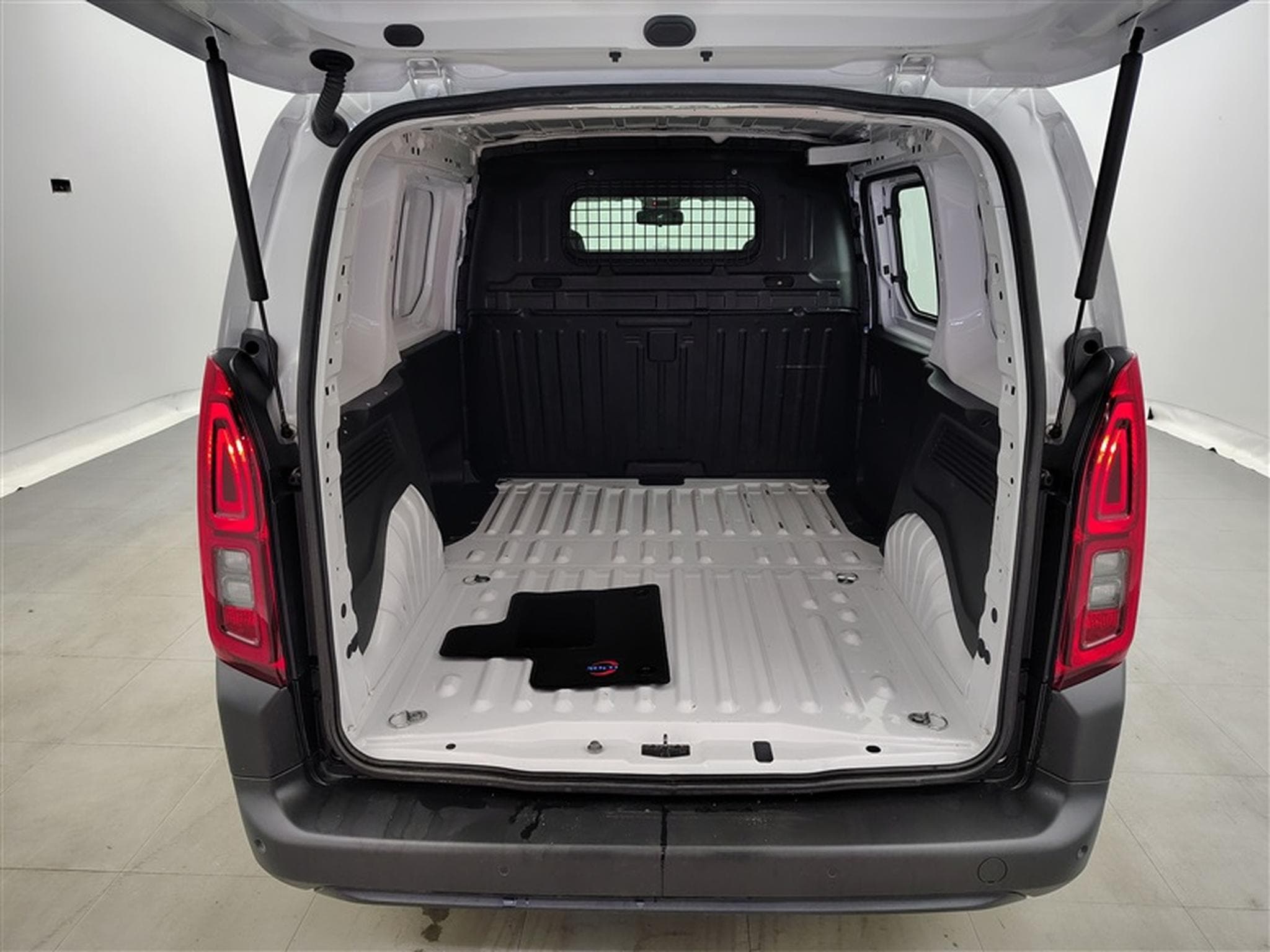 Citroen Berlingo 1.5 BlueHDi 130Cv EAT8 M CLIM / BLUETOOTH / PDC (2025) - Foto 14