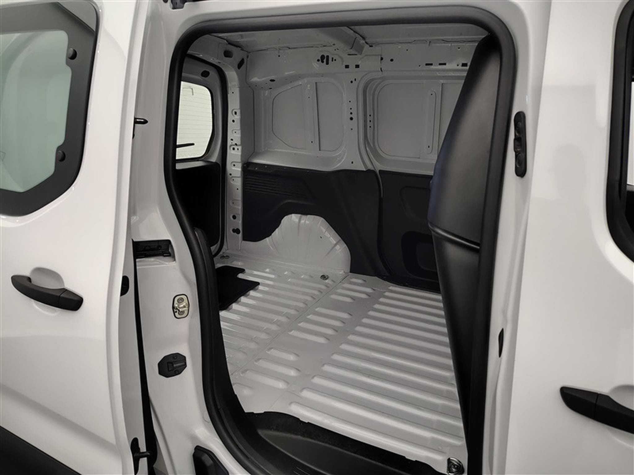 Citroen Berlingo 1.5 BlueHDi 130Cv EAT8 M CLIM / BLUETOOTH / PDC (2025) - Foto 13
