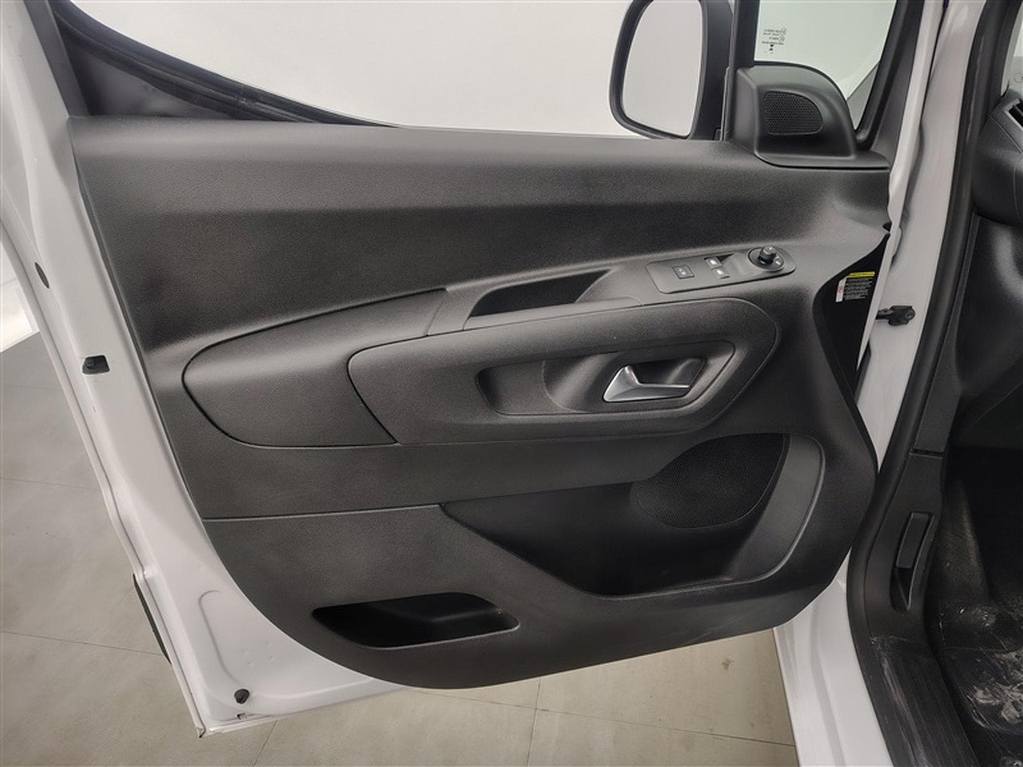 Citroen Berlingo 1.5 BlueHDi 130Cv EAT8 M CLIM / BLUETOOTH / PDC (2025) - Foto 16