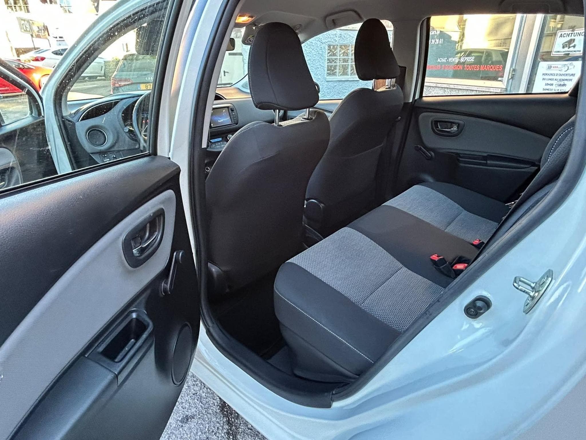 Toyota Yaris 1.5 HYBRID ESSENCE AUTOMATIQUE (2017) - Foto 14