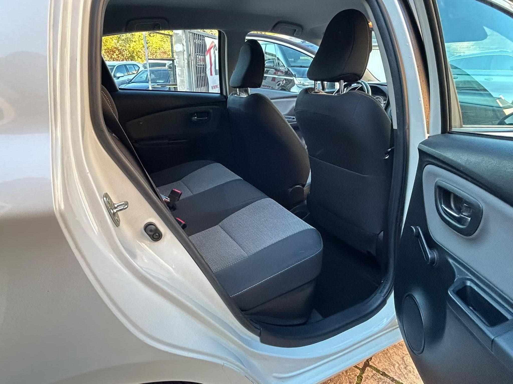 Toyota Yaris 1.5 HYBRID ESSENCE AUTOMATIQUE (2017) - Foto 9