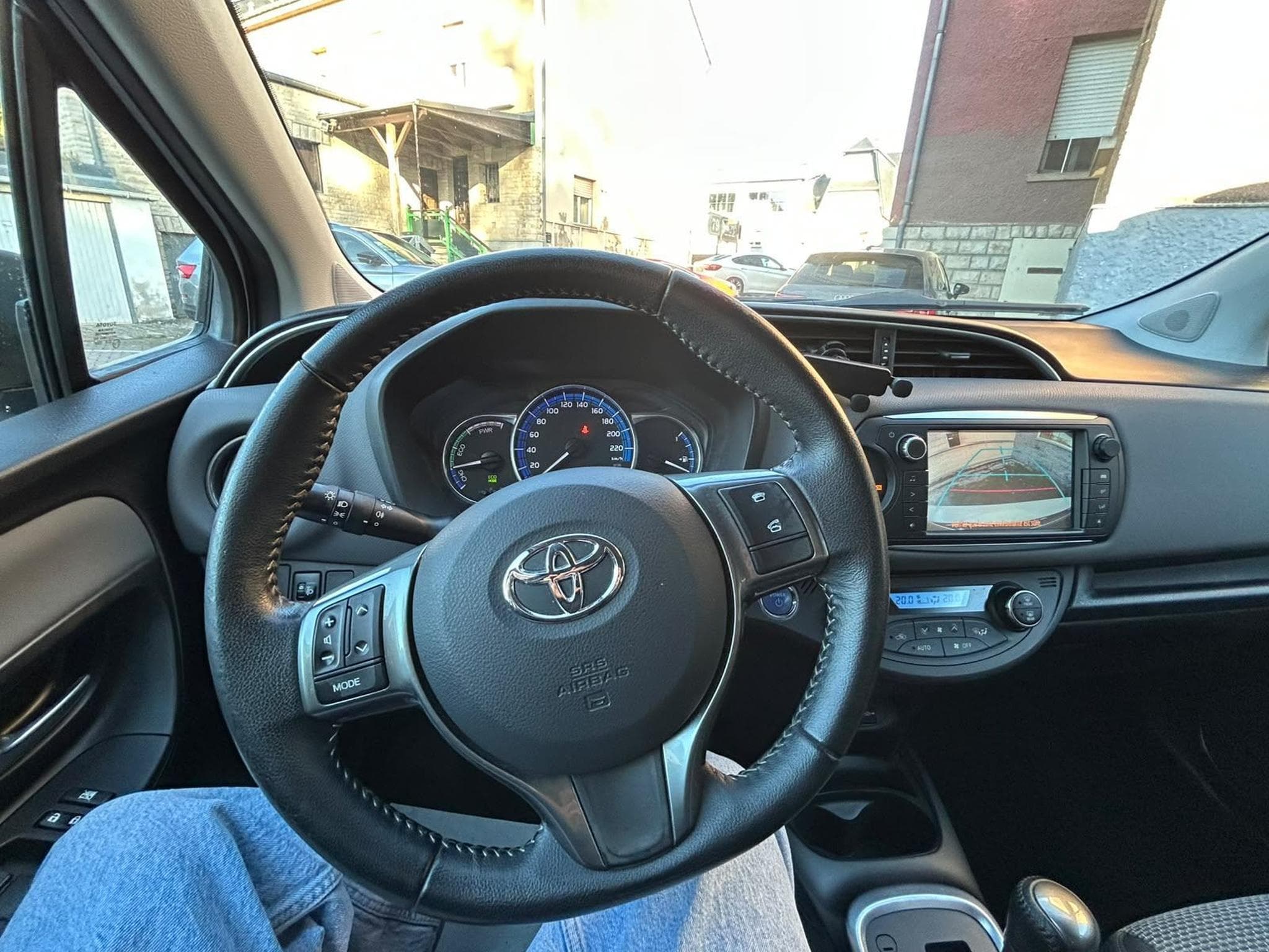 Toyota Yaris 1.5 HYBRID ESSENCE AUTOMATIQUE (2017) - Foto 11