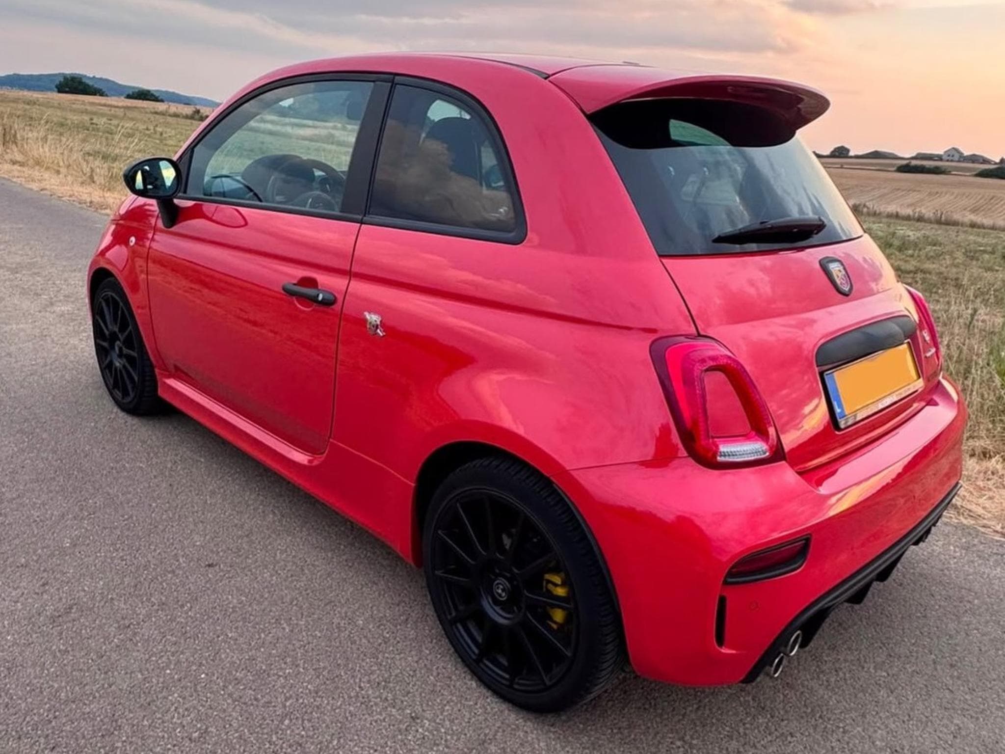 Abarth 695 1.4 T-Jet Turbo (2024) - Photo 2