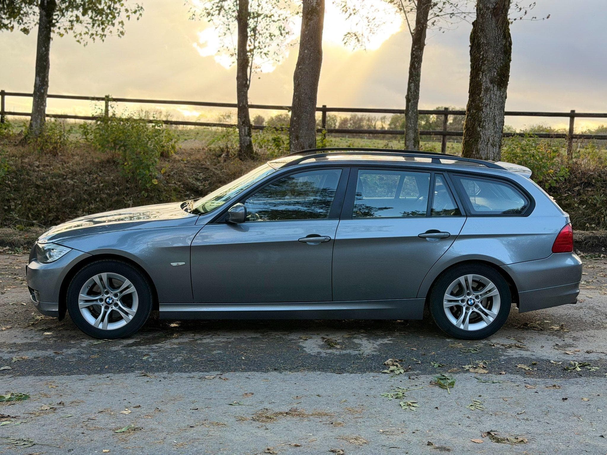 BMW 318 2.0 d Break 143 (2010) - Photo 7