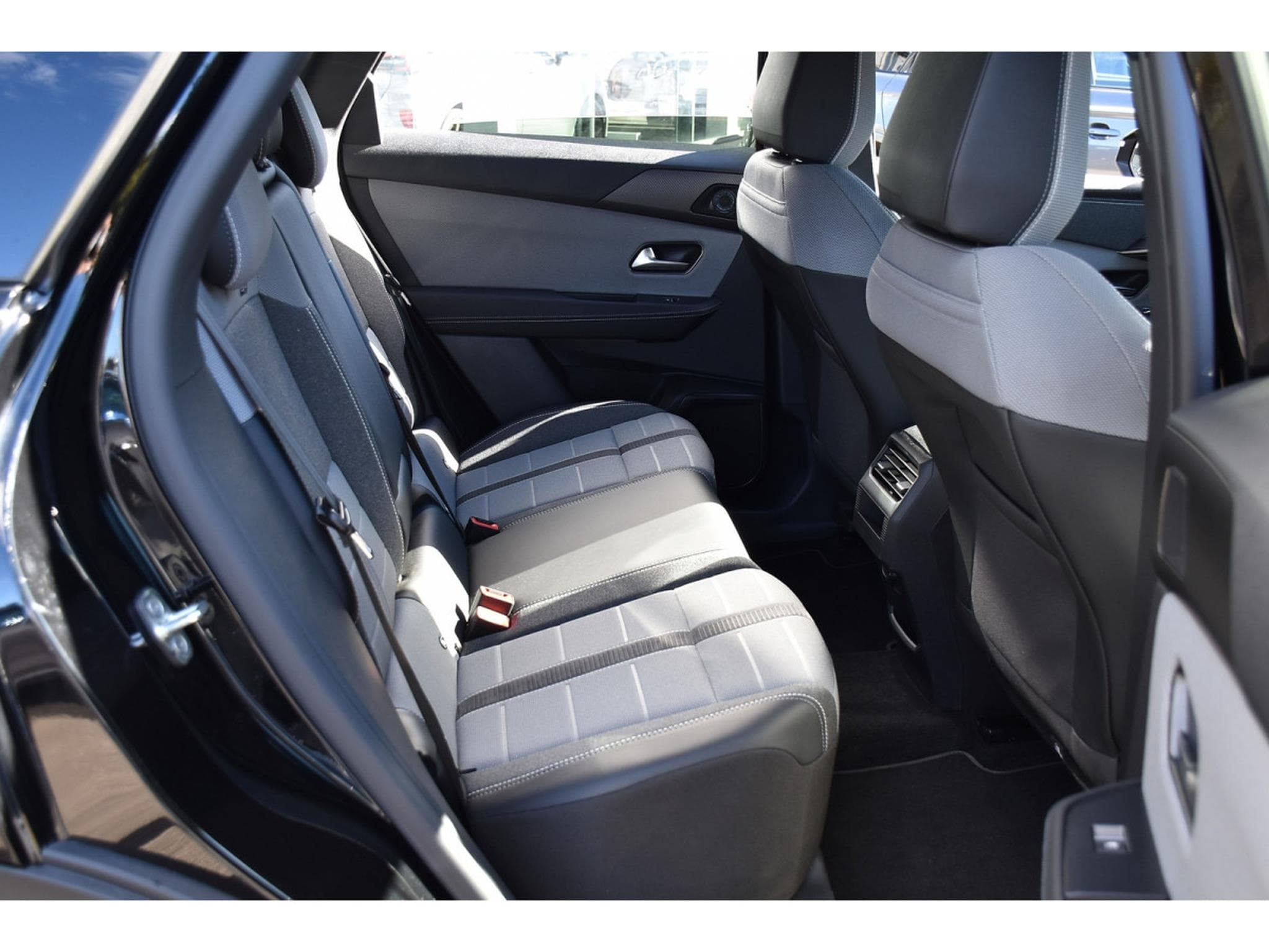 Opel Grandland 1.2 Hybrid 145 e-DCT6 GS ACC FOCAL SG CHFF LANE CAM 1° MAIN (2025) - Photo 8