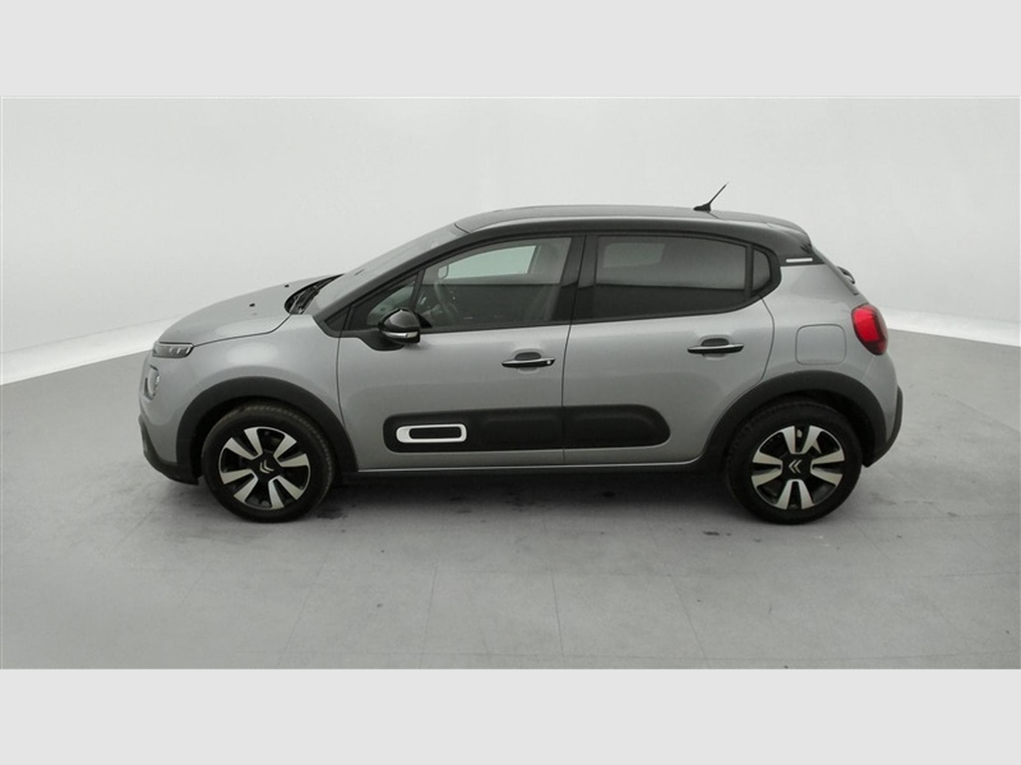Citroen C3 1.2i PureTech Shine CARPLAY / FULL LED / JA 16" (2023) - Photo 3