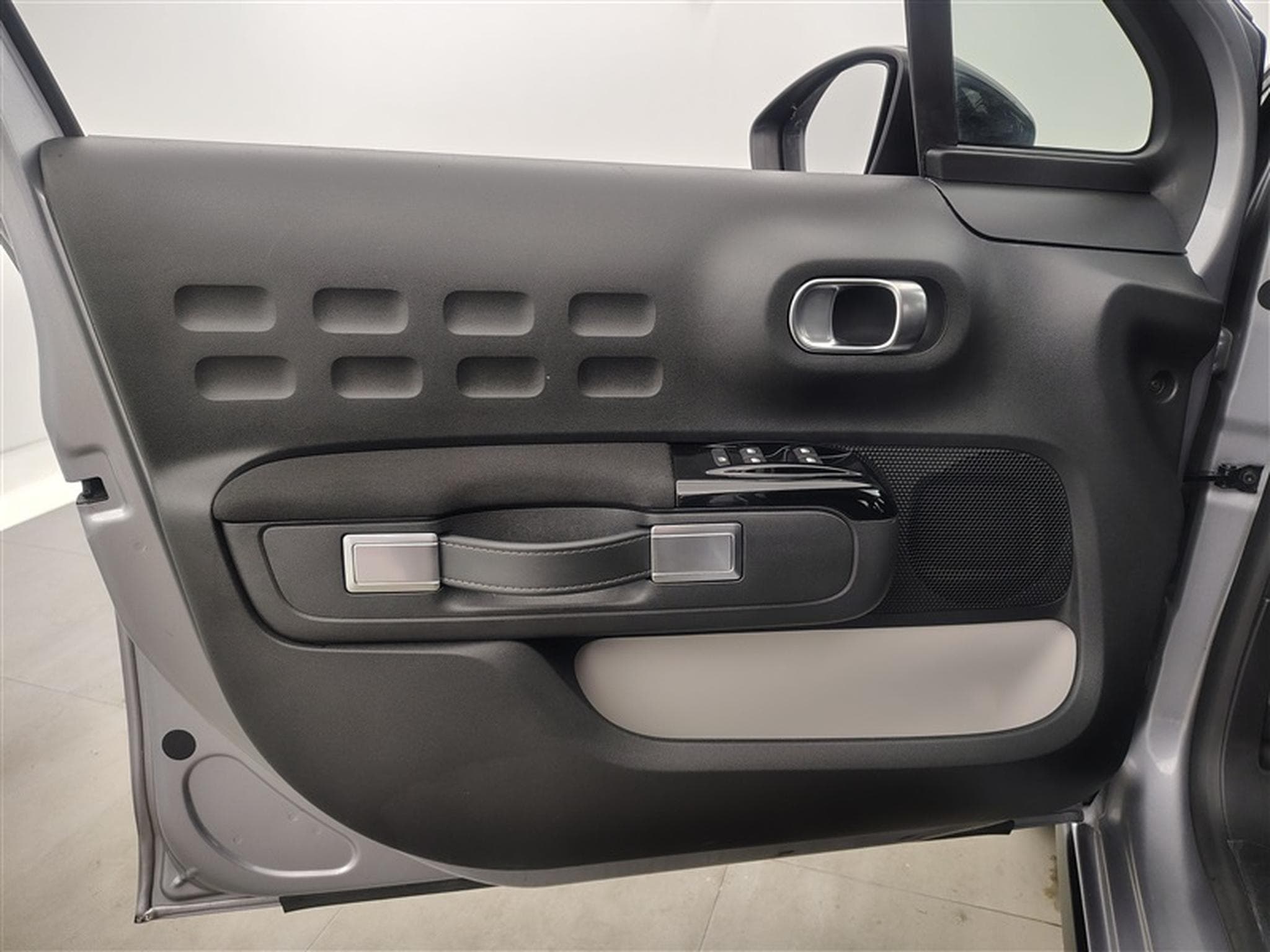 Citroen C3 1.2i PureTech Shine CARPLAY / FULL LED / JA 16" (2023) - Photo 16