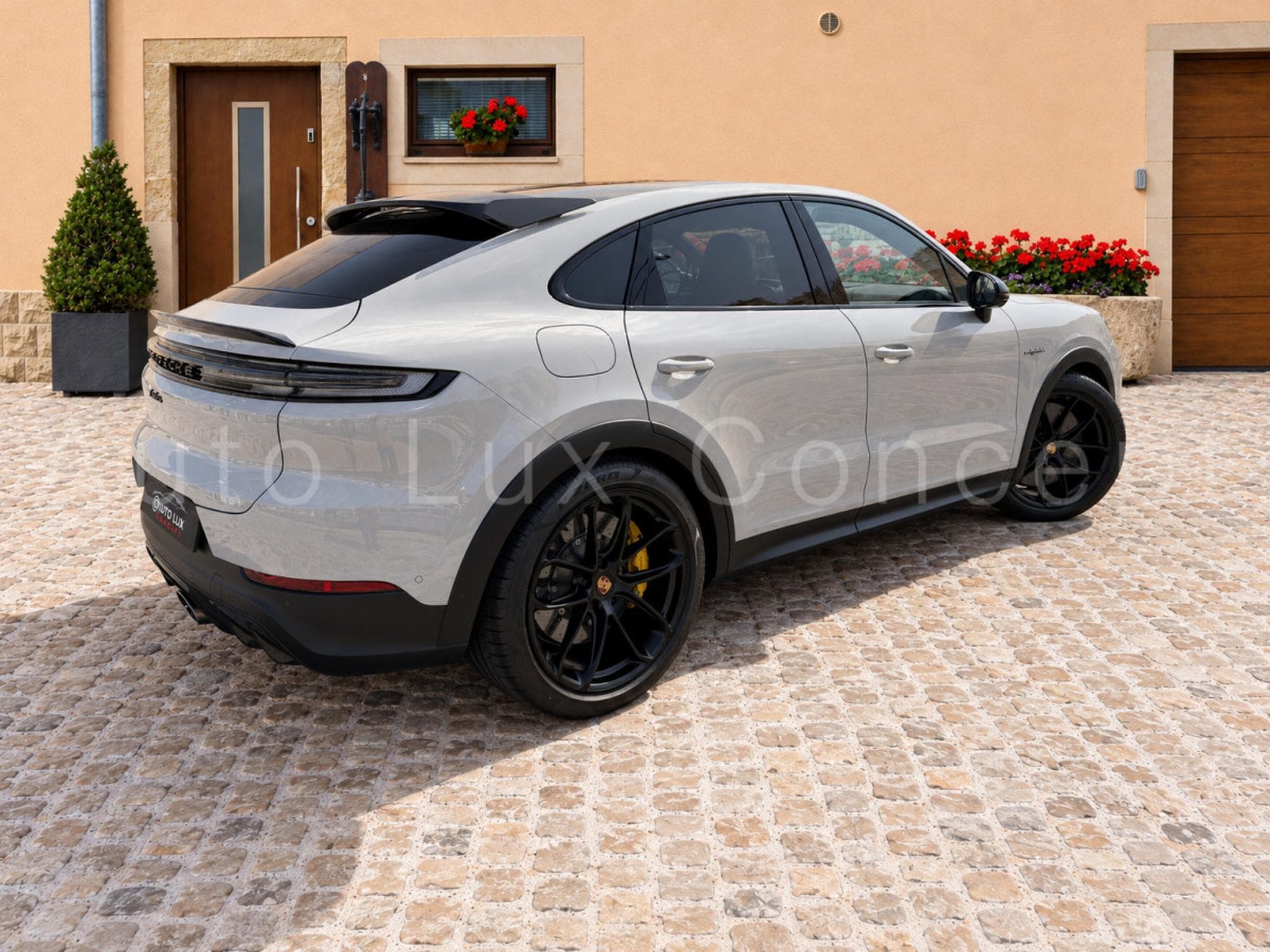Porsche Cayenne Turbo E-Hybrid Coupé avec Pack GT (2026) - Photo 4