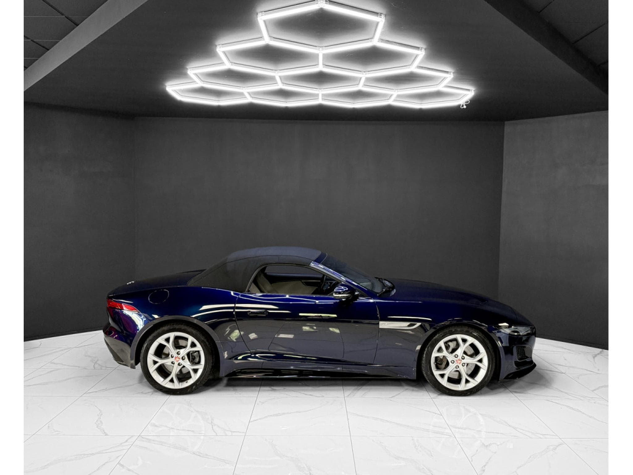 Jaguar F-Type P300 Cabriolet R-Dynamic / Meridian / LED / 1.Hand (2021) - Photo 6
