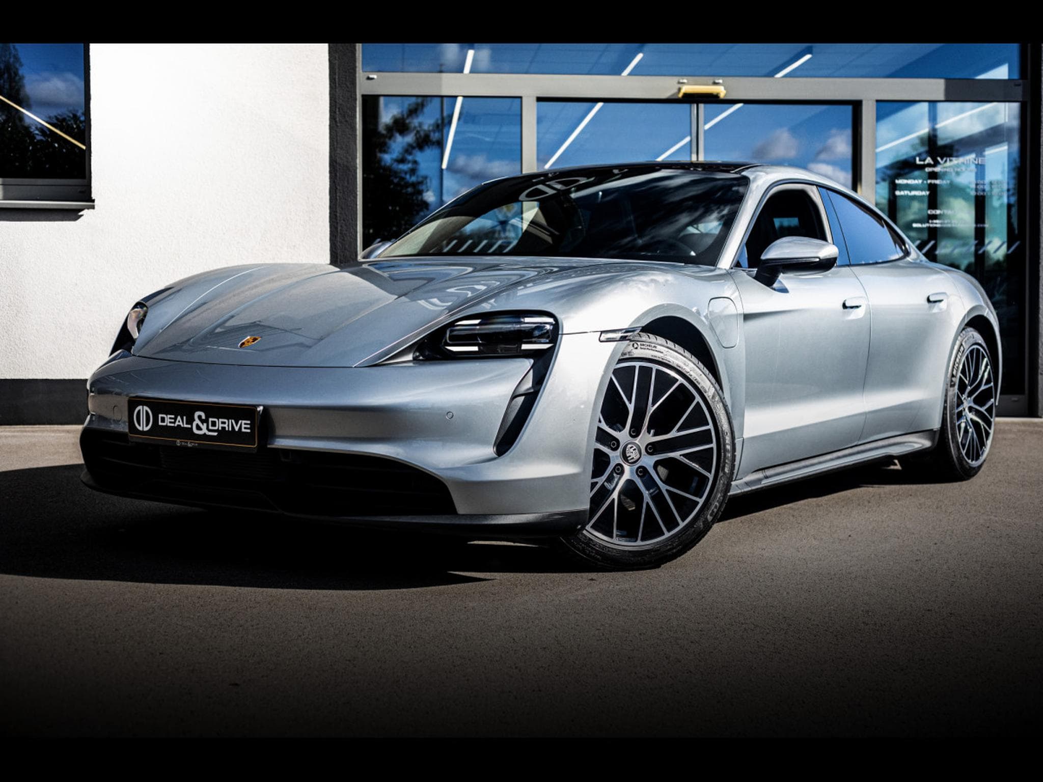 Porsche Taycan (408 CH) - DOLOMITE GREY (2025) - Photo 1