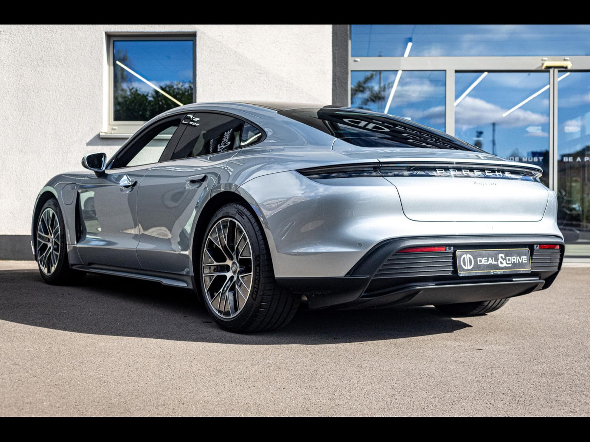 Porsche Taycan (408 CH) - DOLOMITE GREY (2025) - Photo 3
