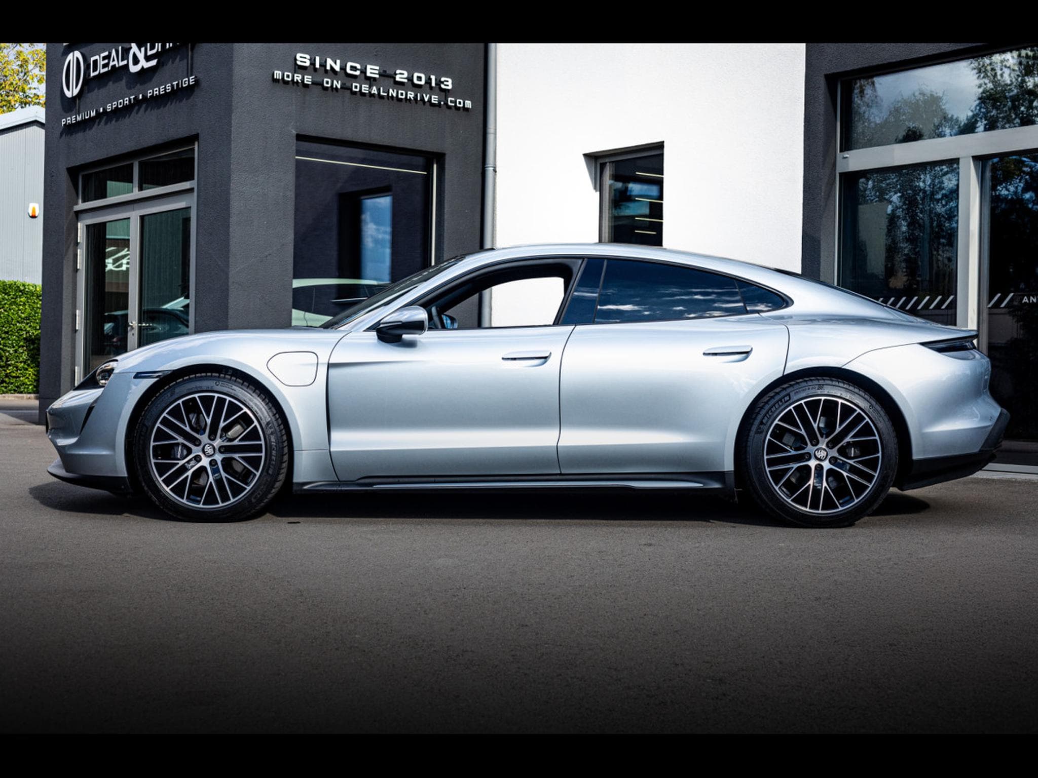 Porsche Taycan (408 CH) - DOLOMITE GREY (2025) - Photo 2