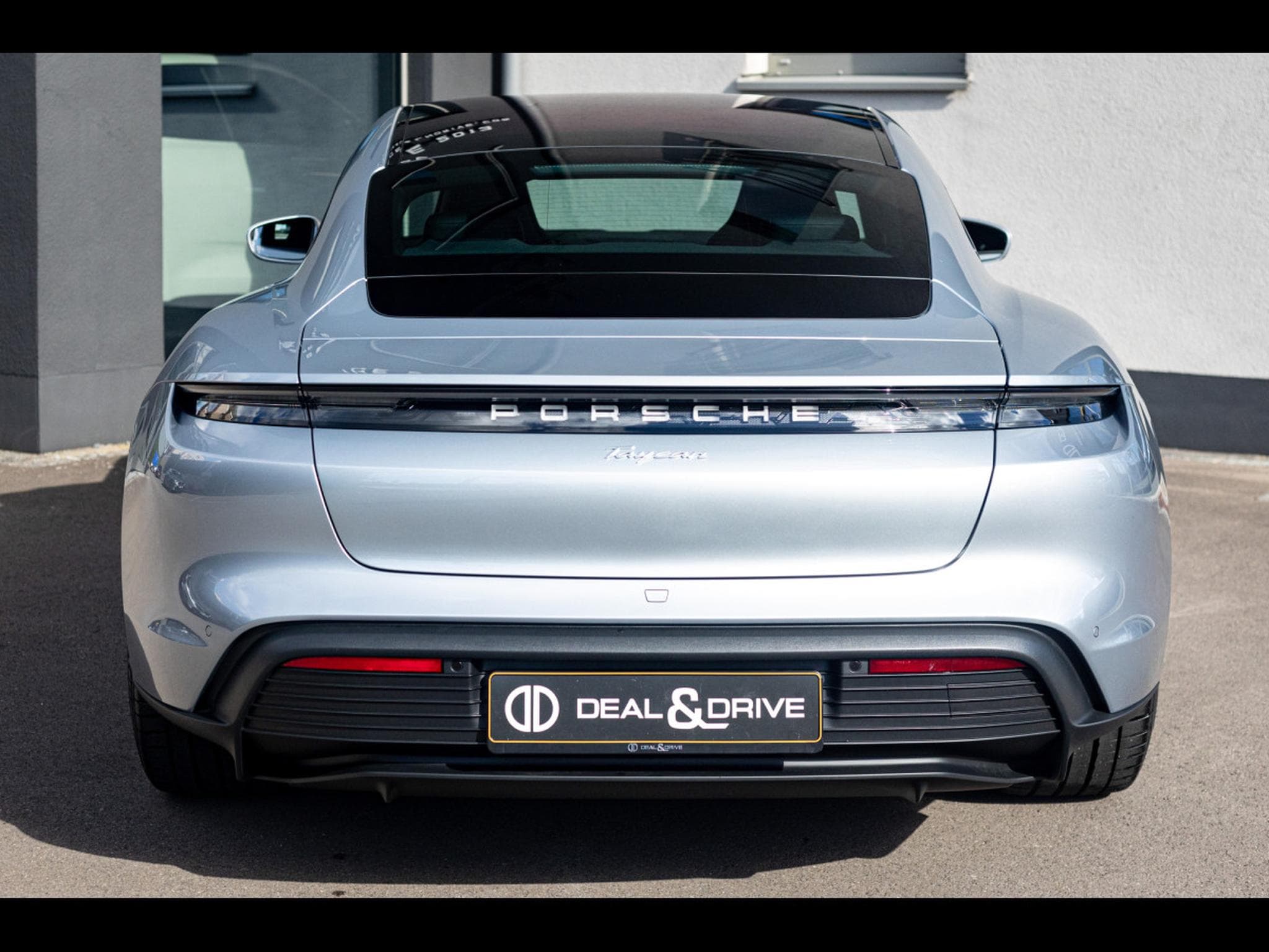 Porsche Taycan (408 CH) - DOLOMITE GREY (2025) - Photo 4