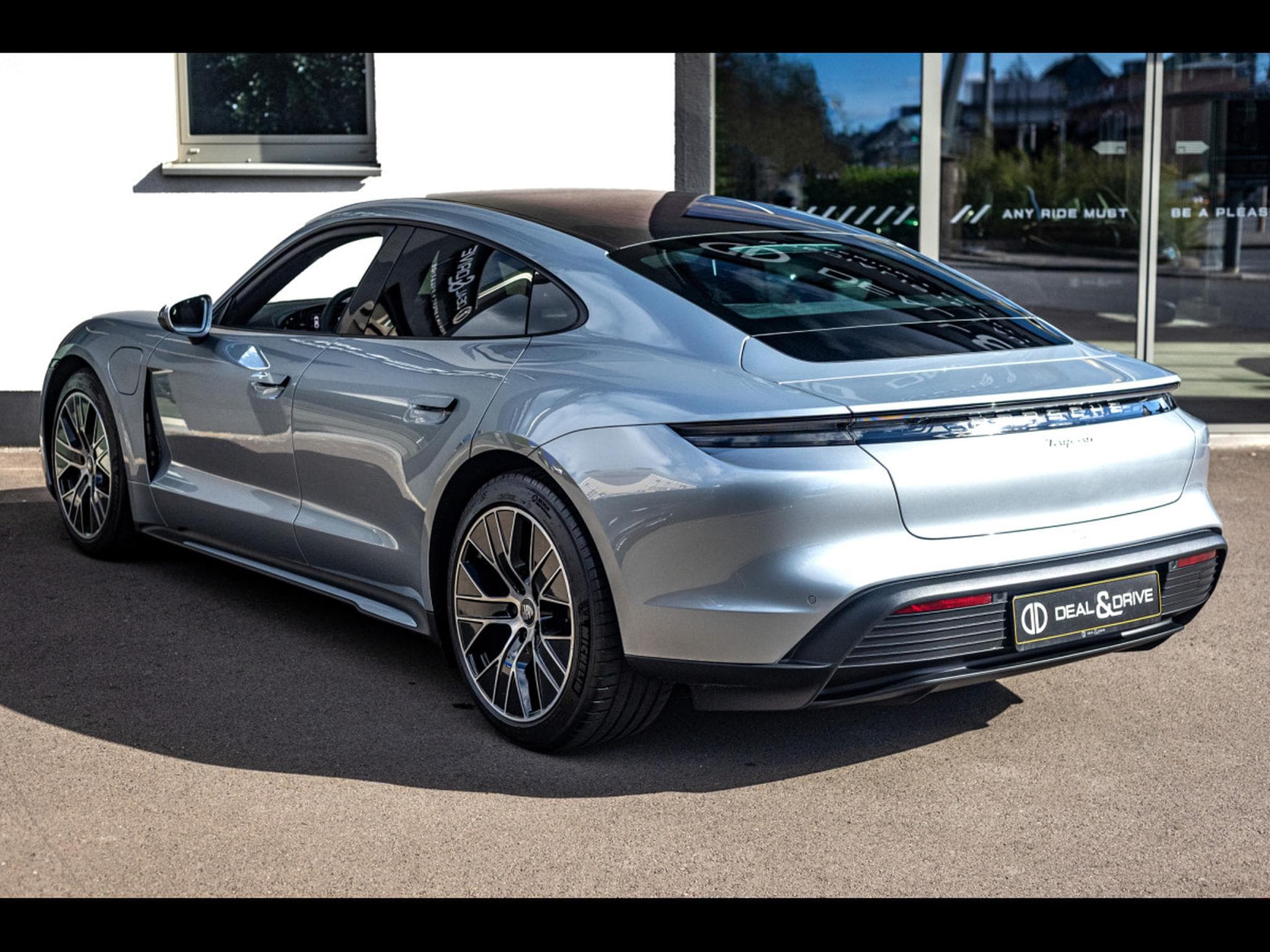 Porsche Taycan (408 CH) - DOLOMITE GREY (2025) - Photo 8