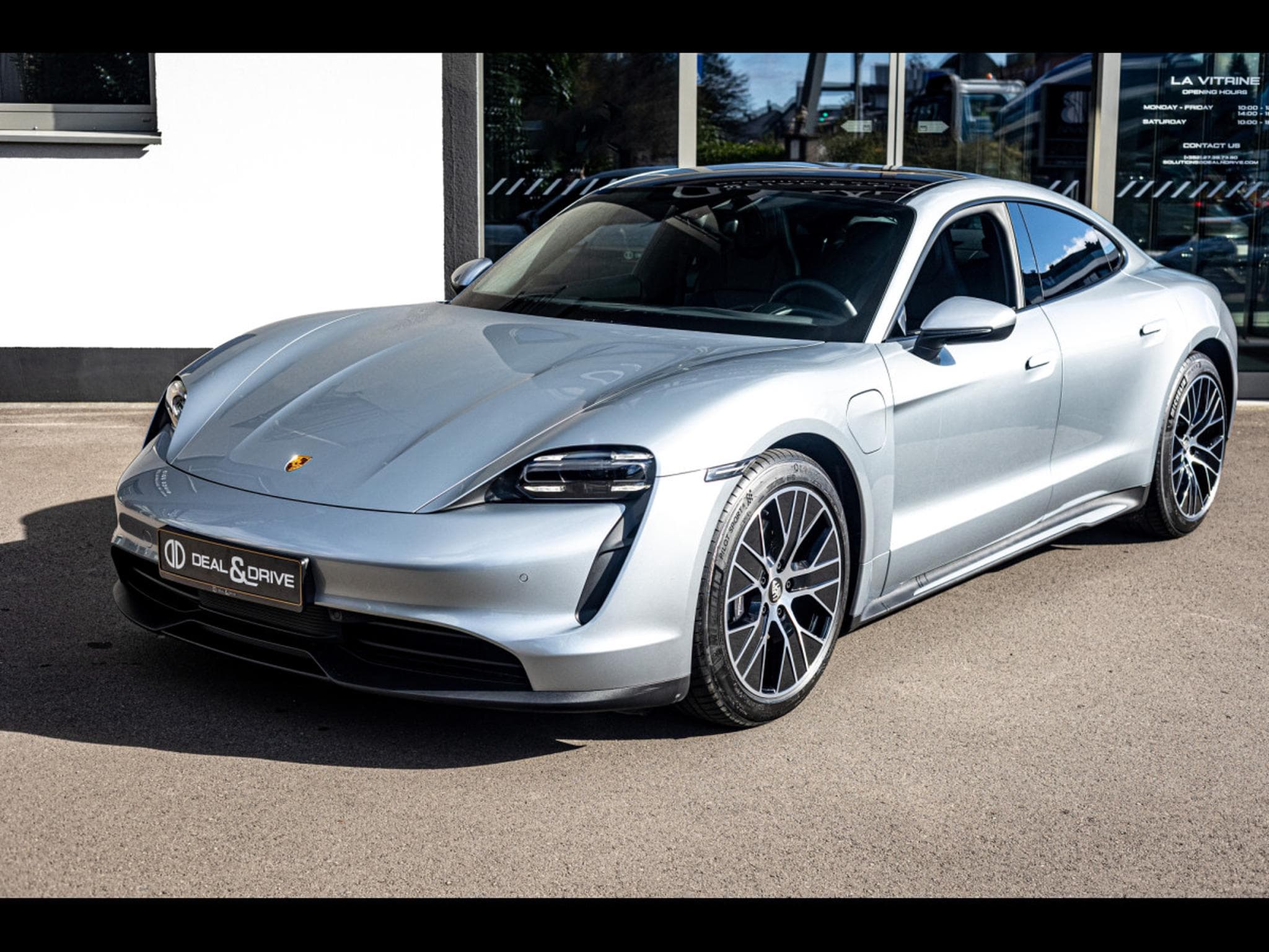 Porsche Taycan (408 CH) - DOLOMITE GREY (2025) - Photo 6