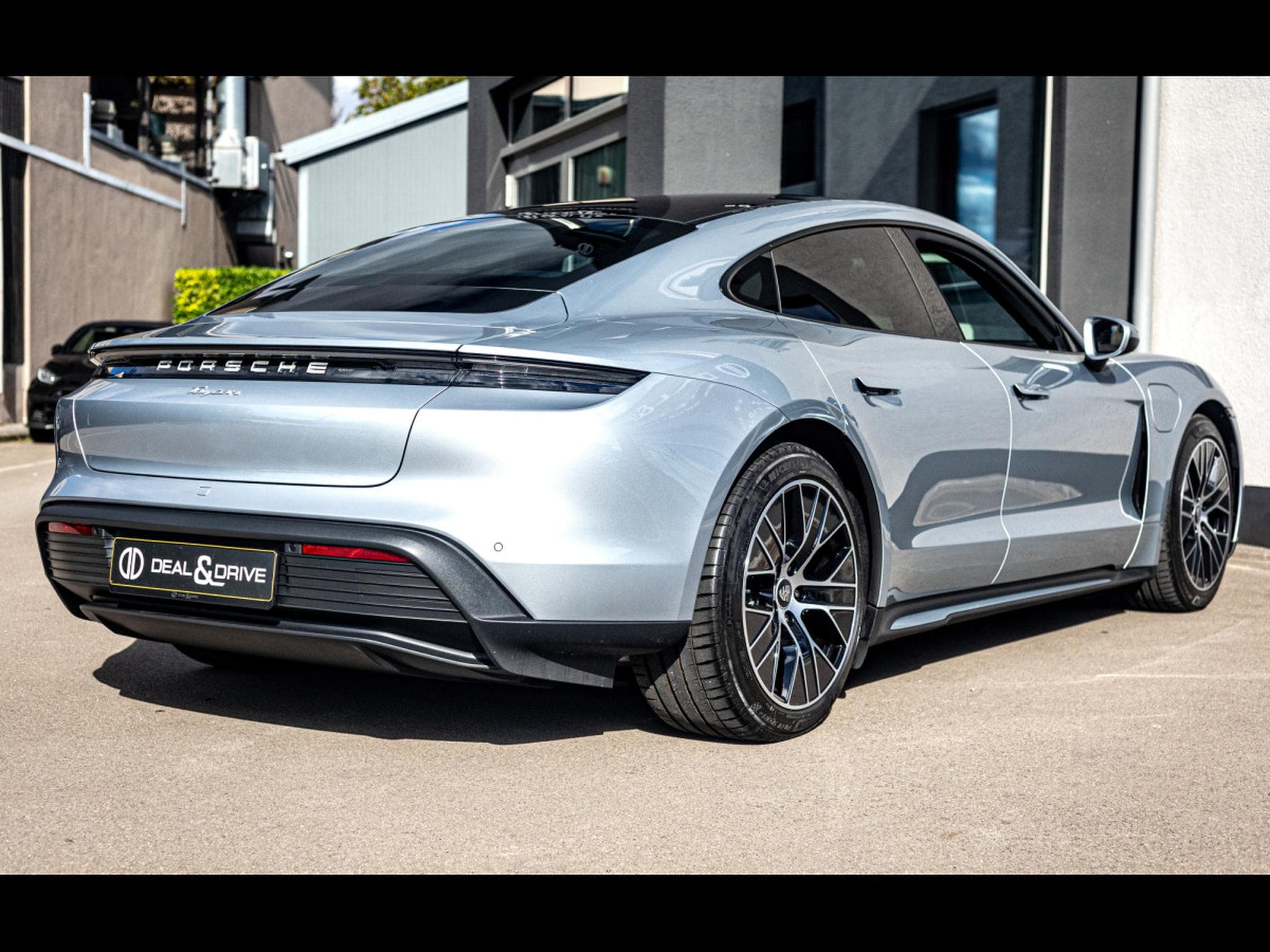 Porsche Taycan (408 CH) - DOLOMITE GREY (2025) - Photo 7