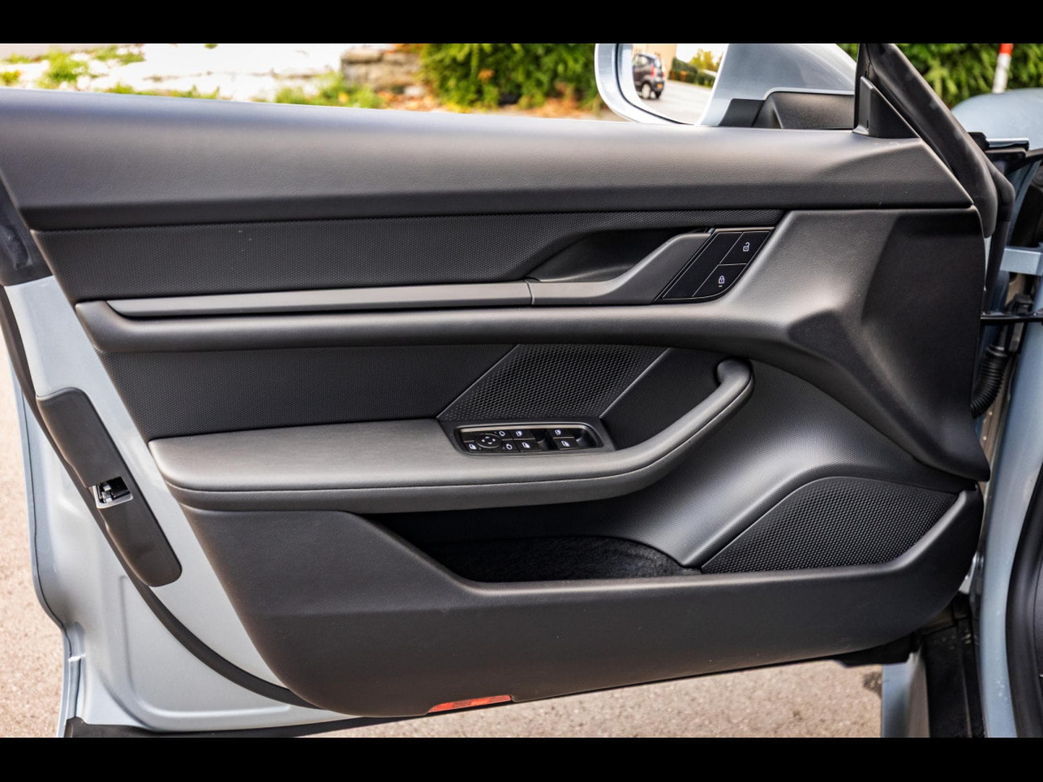 Porsche Taycan (408 CH) - DOLOMITE GREY (2025) - Photo 10