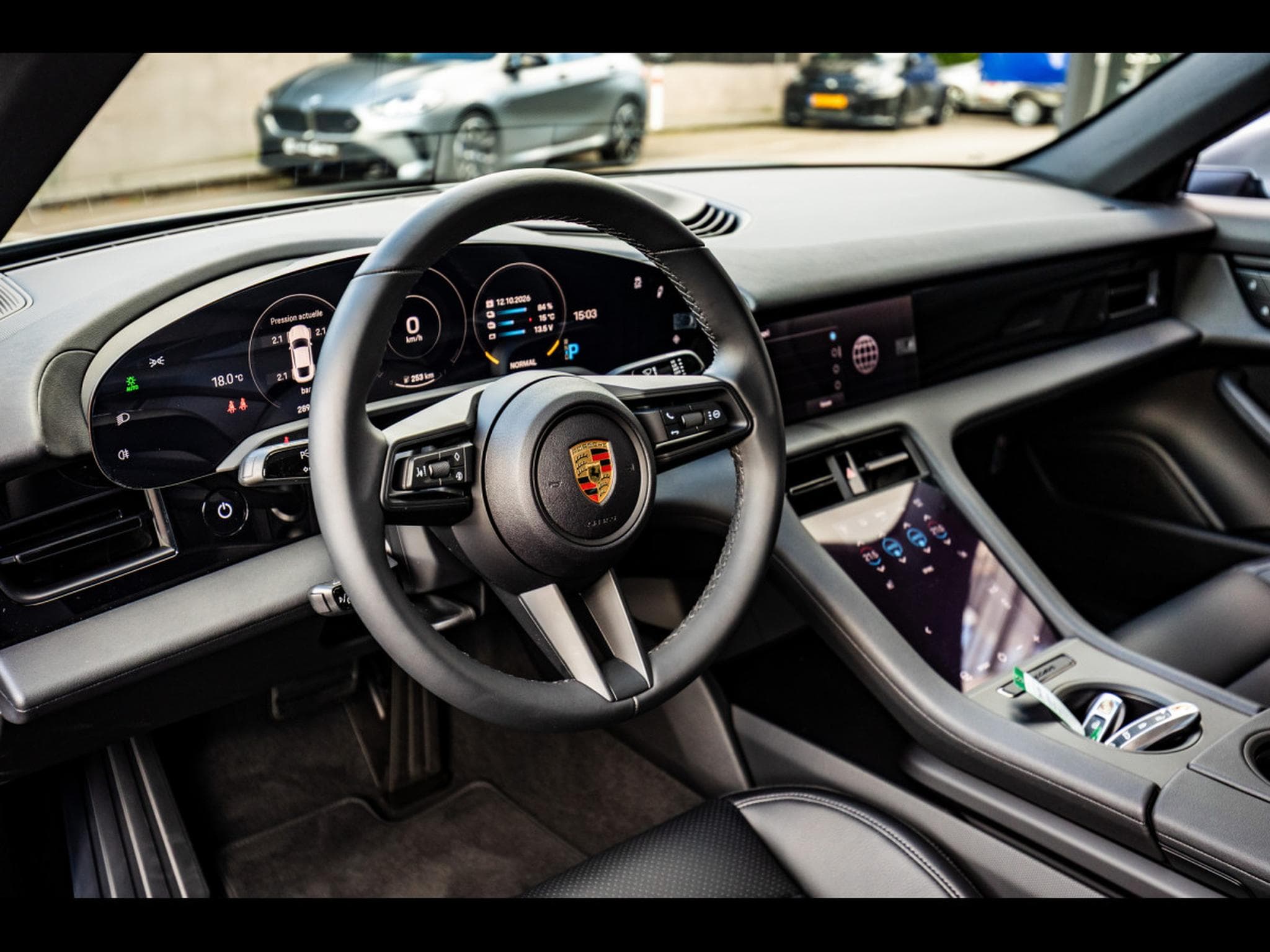 Porsche Taycan (408 CH) - DOLOMITE GREY (2025) - Photo 11