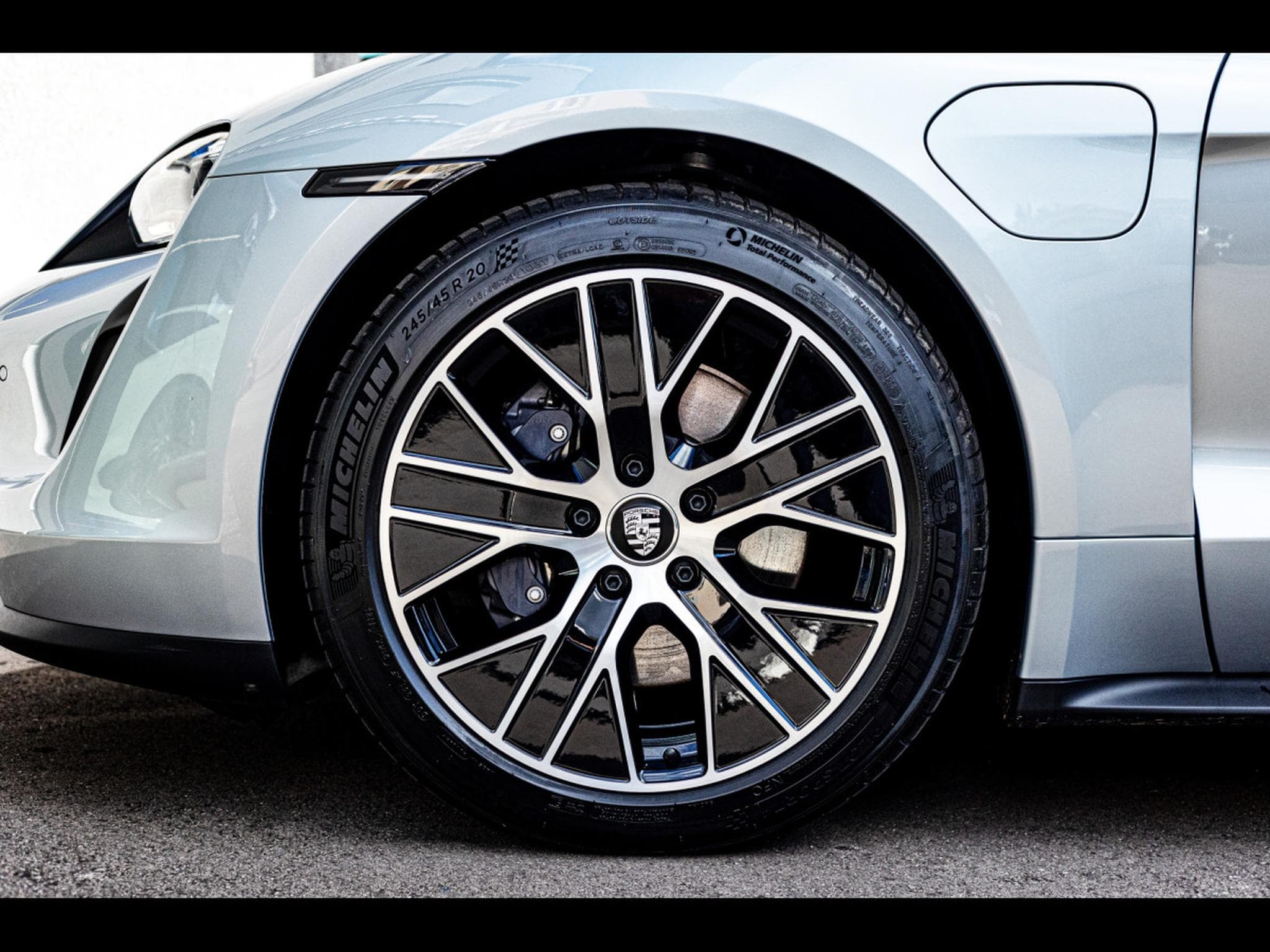 Porsche Taycan (408 CH) - DOLOMITE GREY (2025) - Photo 9