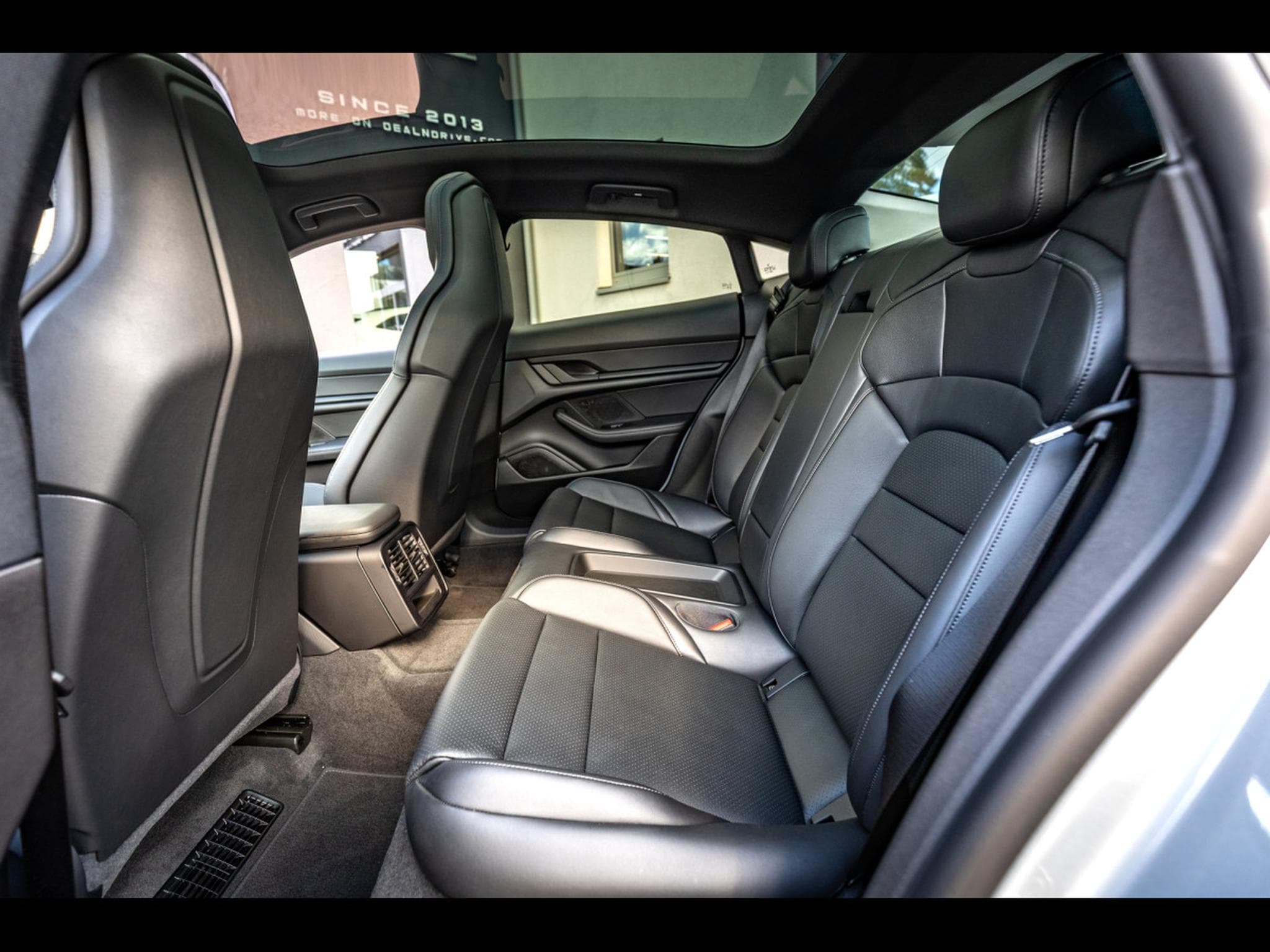 Porsche Taycan (408 CH) - DOLOMITE GREY (2025) - Photo 14