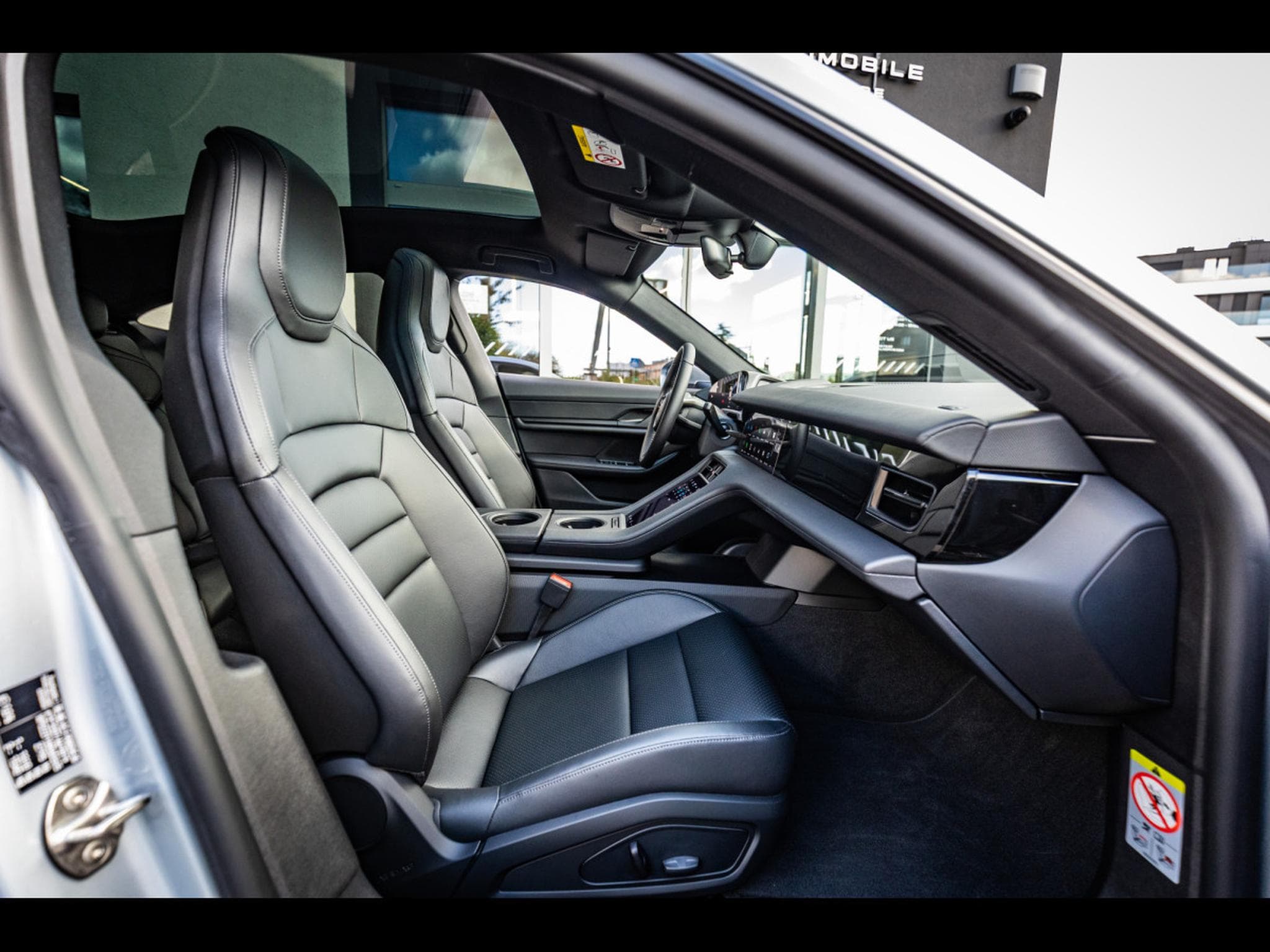 Porsche Taycan (408 CH) - DOLOMITE GREY (2025) - Photo 17