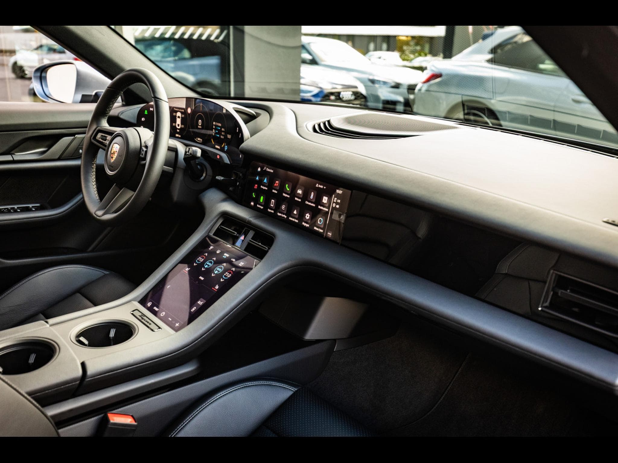Porsche Taycan (408 CH) - DOLOMITE GREY (2025) - Photo 19