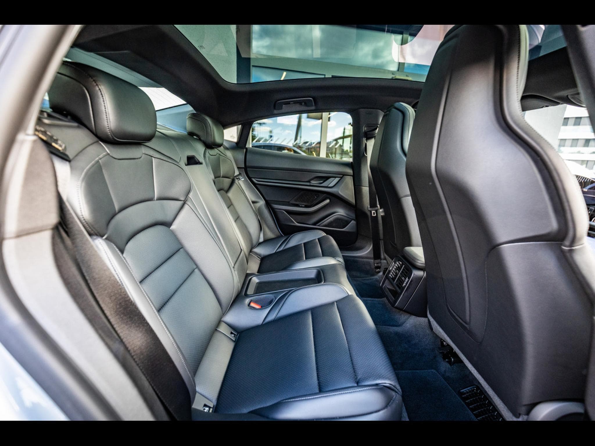 Porsche Taycan (408 CH) - DOLOMITE GREY (2025) - Photo 18