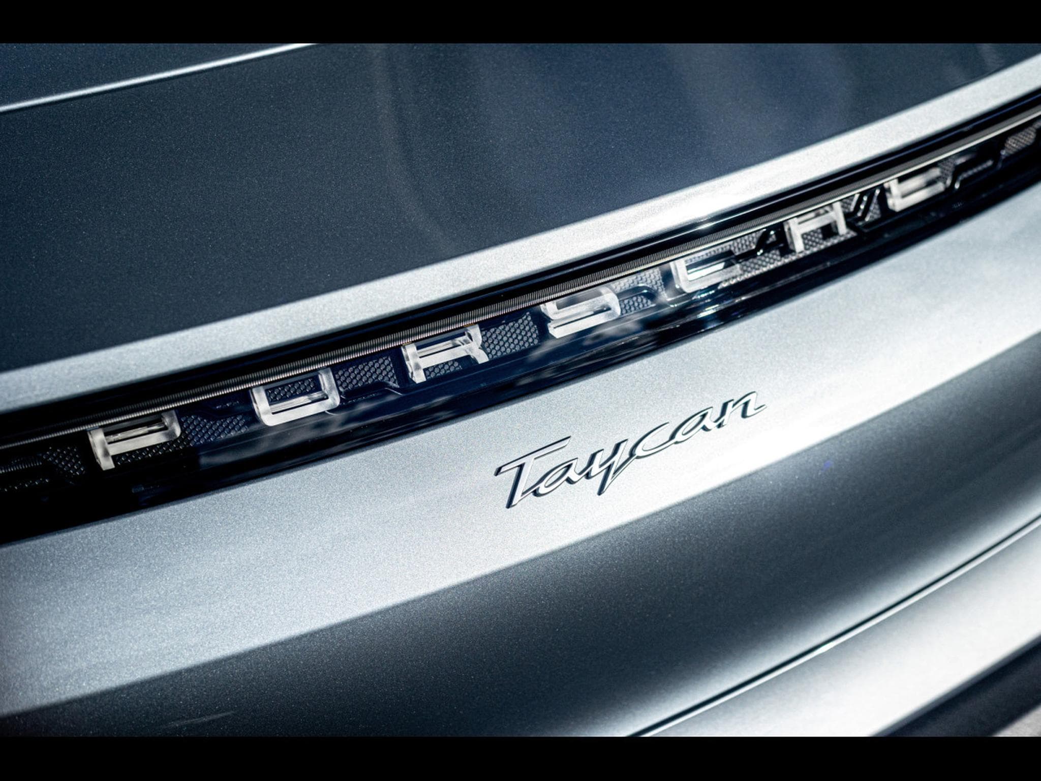 Porsche Taycan (408 CH) - DOLOMITE GREY (2025) - Photo 21