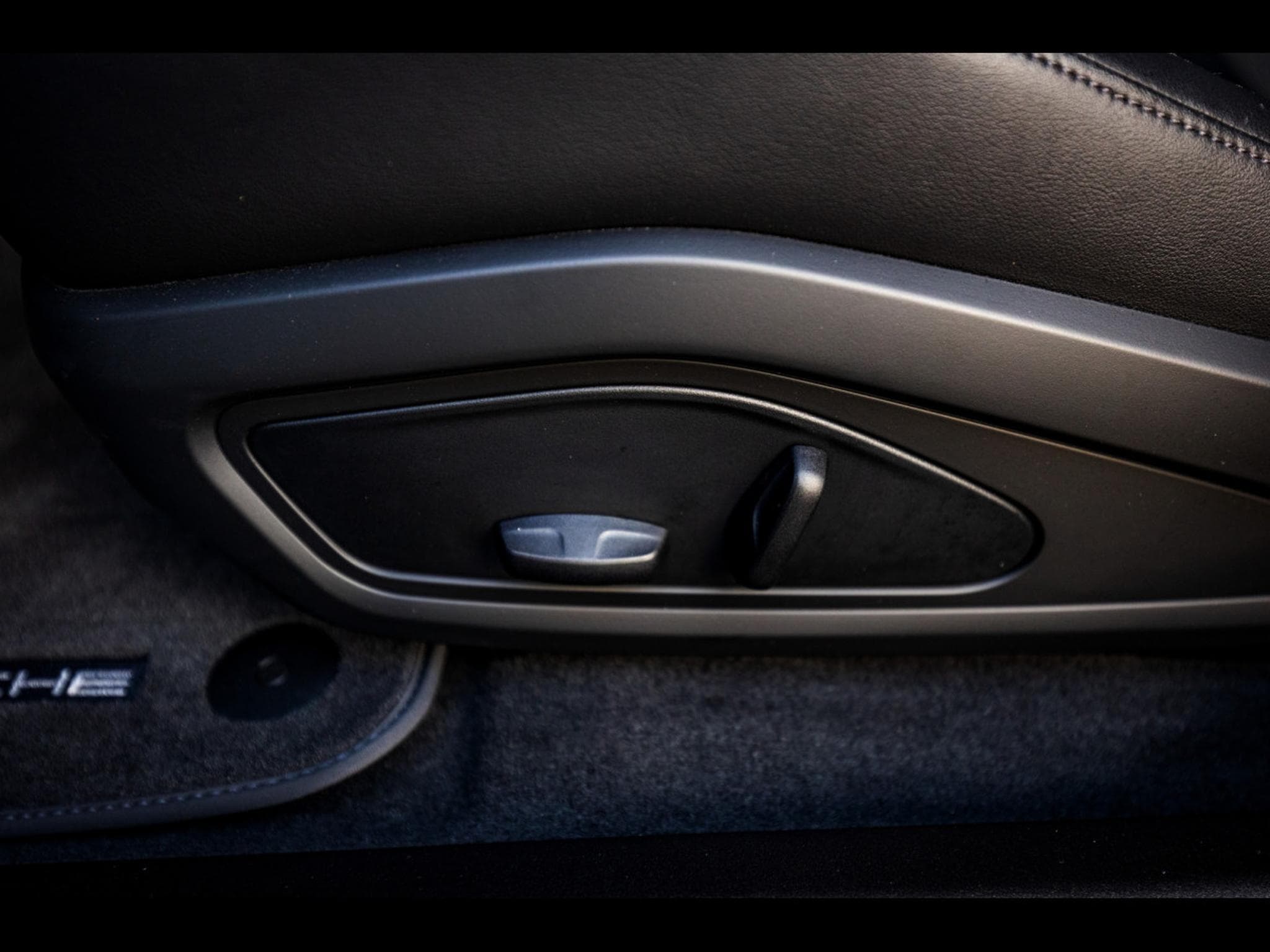 Porsche Taycan (408 CH) - DOLOMITE GREY (2025) - Photo 22