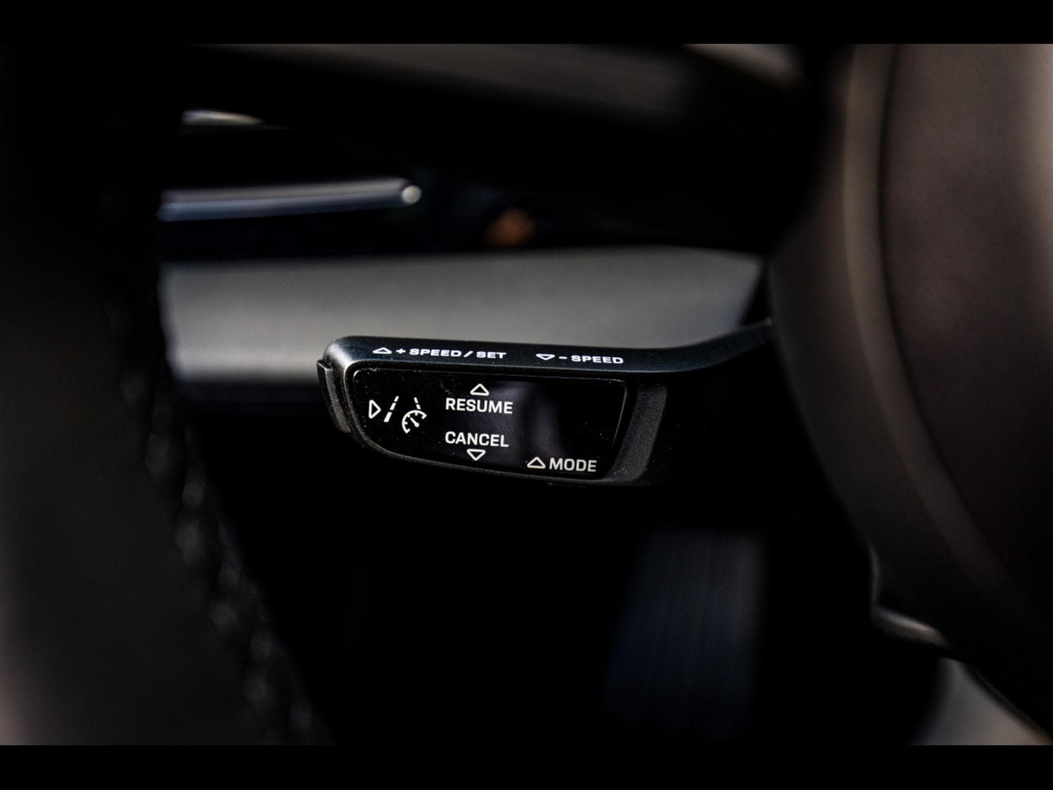 Porsche Taycan (408 CH) - DOLOMITE GREY (2025) - Photo 24