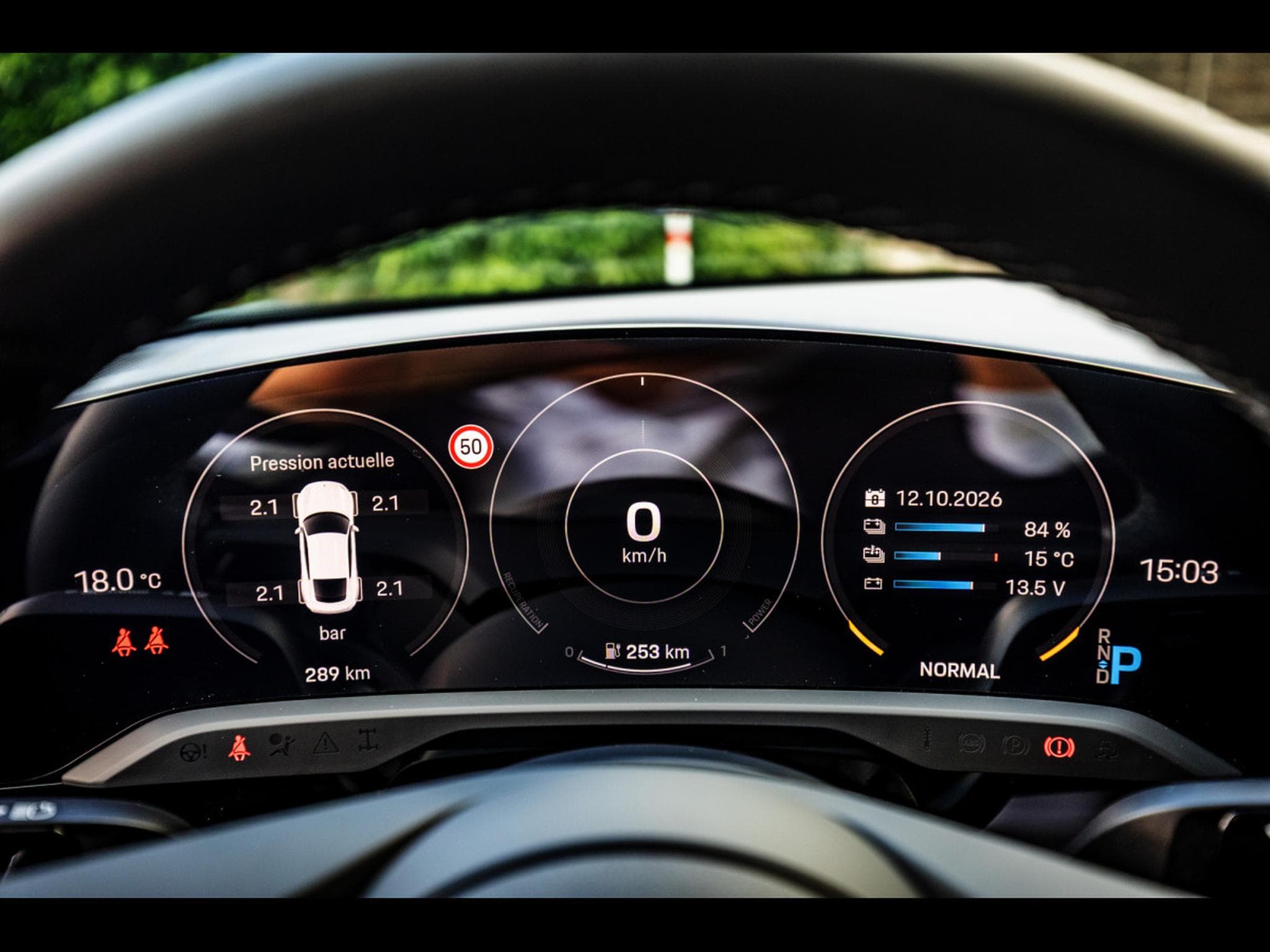 Porsche Taycan (408 CH) - DOLOMITE GREY (2025) - Photo 23