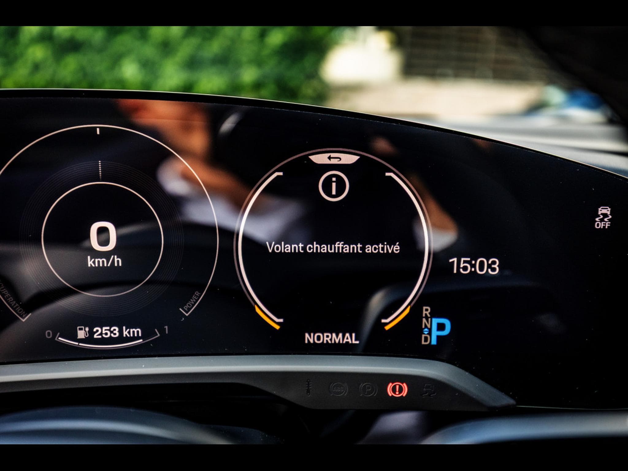 Porsche Taycan (408 CH) - DOLOMITE GREY (2025) - Photo 25