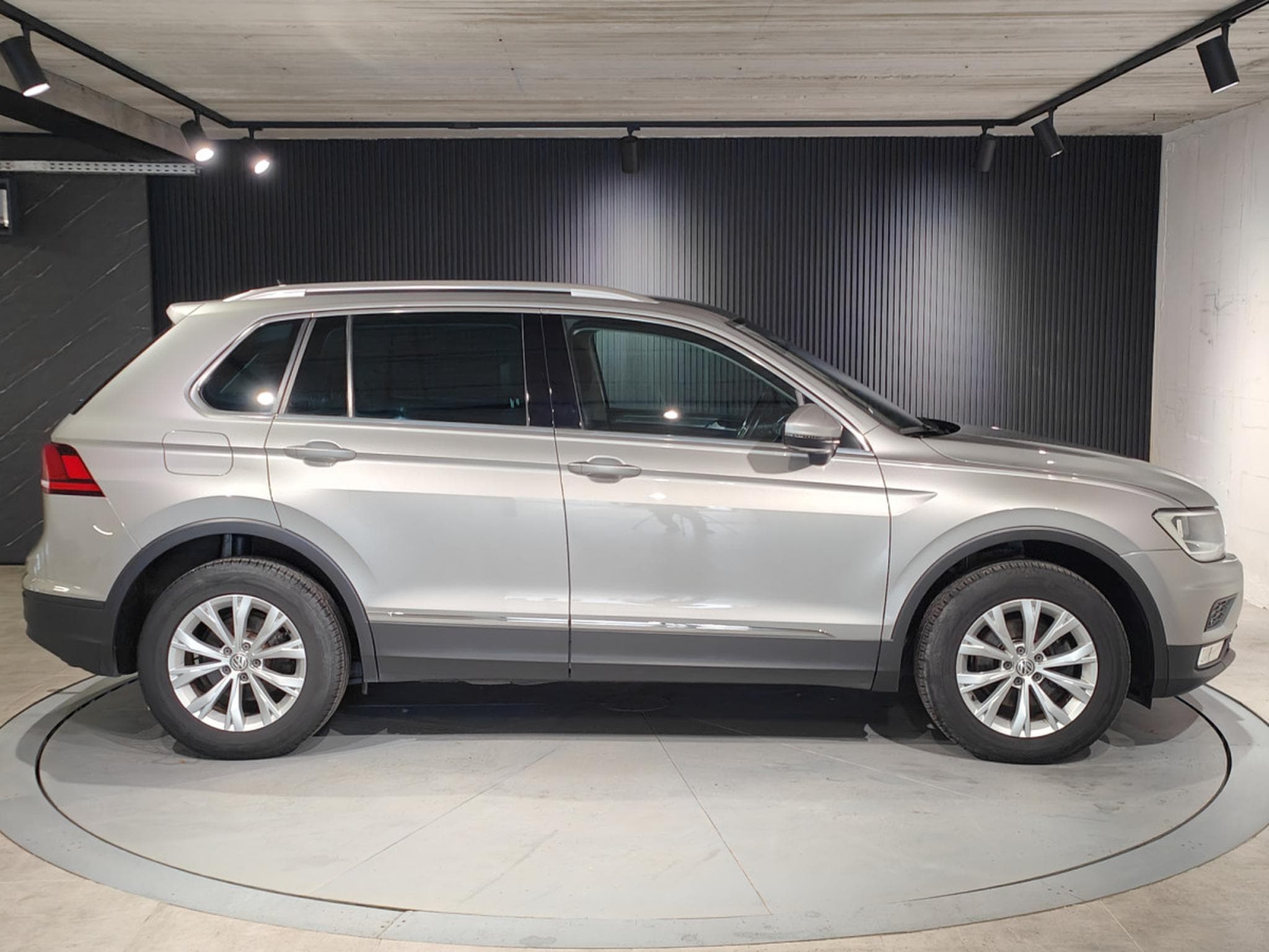VW Tiguan 2.0 TDI DSG 4MOTION CARPLAY GPS BLUETOOTH RADAR AV/ARR (2016) - Photo 2