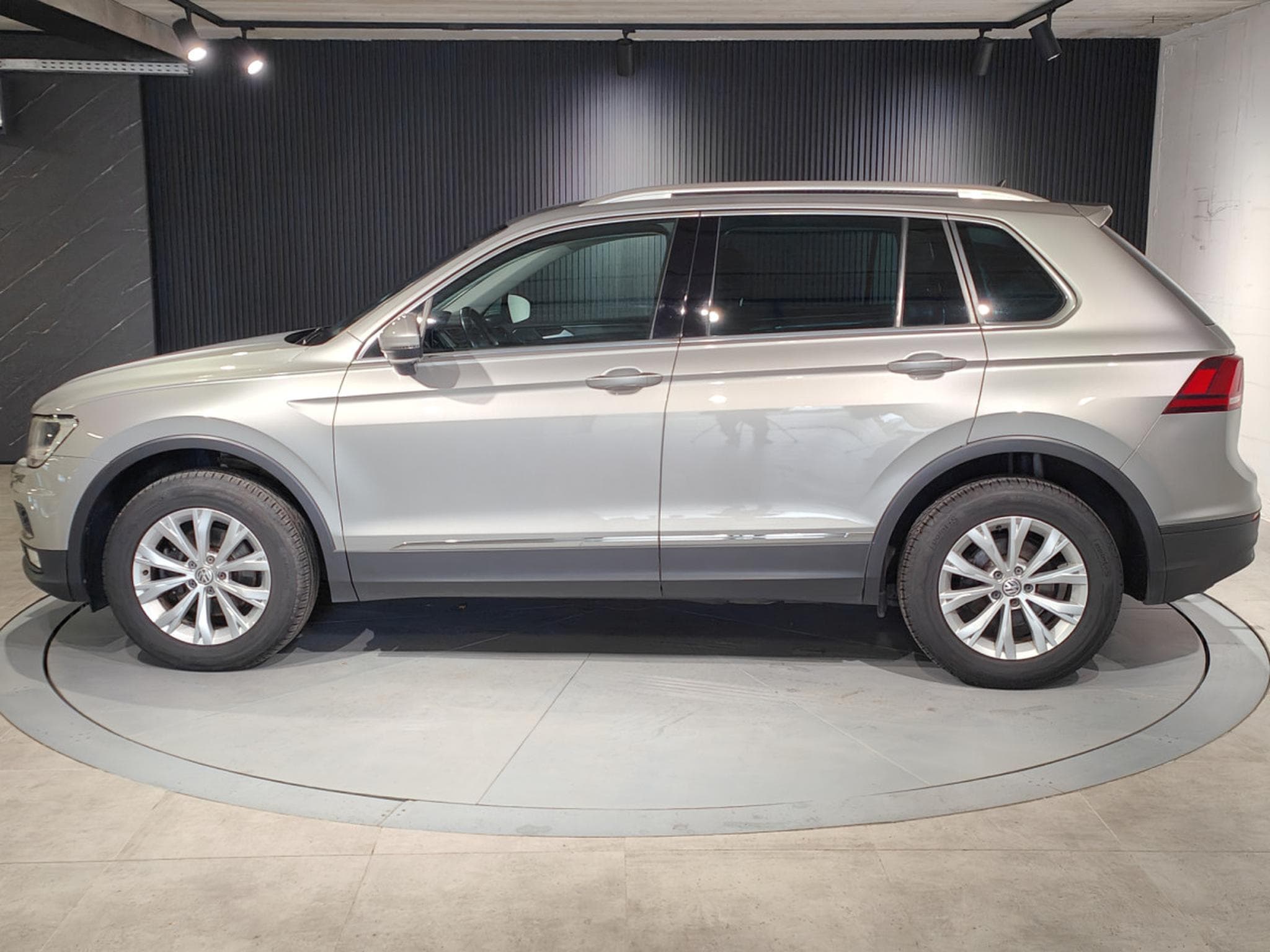 VW Tiguan 2.0 TDI DSG 4MOTION CARPLAY GPS BLUETOOTH RADAR AV/ARR (2016) - Photo 5