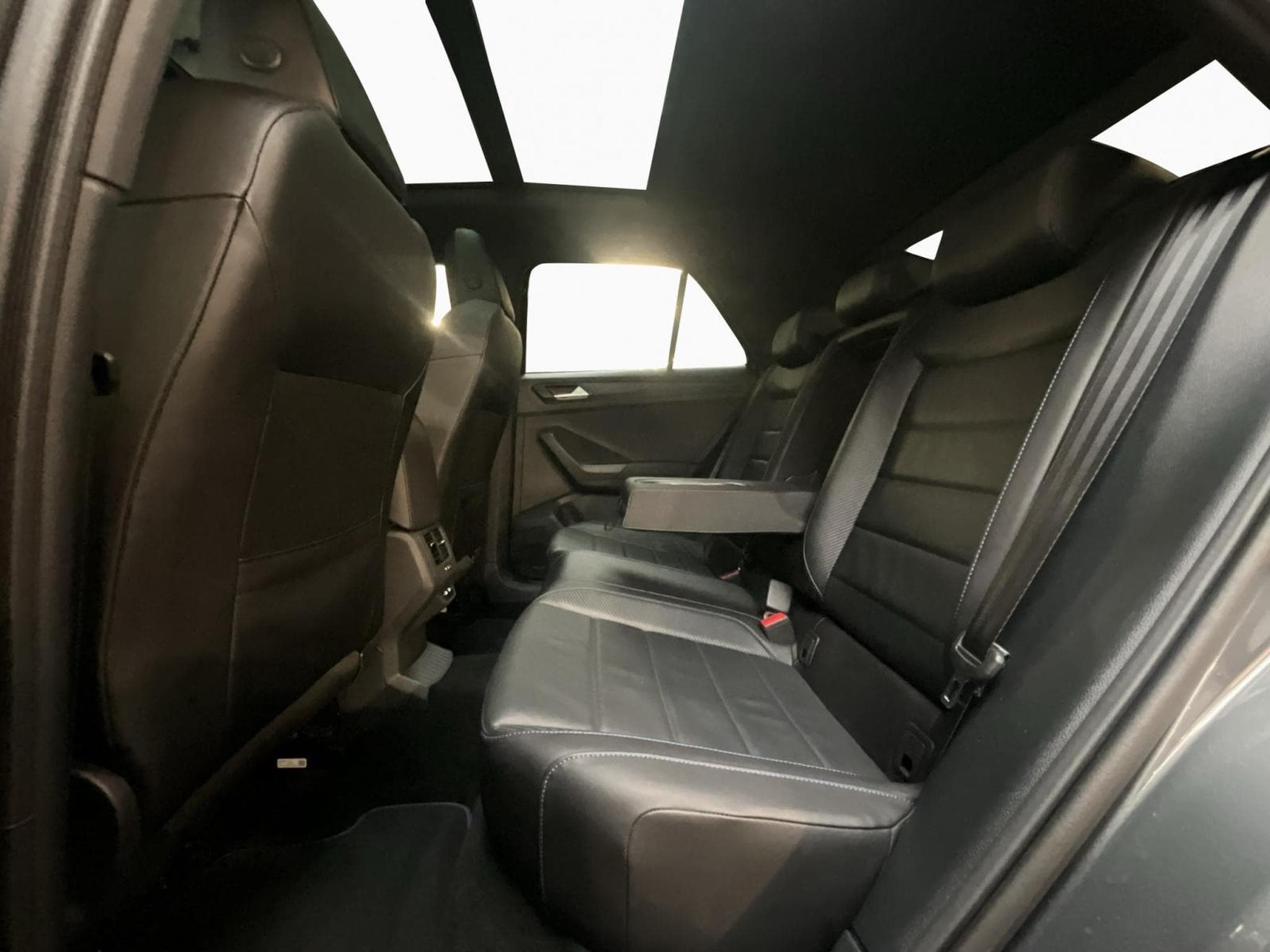 VW T-Roc R+DSG+4Motion+Matrix-Led+Navi+P.Leder+Black-style+Pano+Beats (2023) - Photo 16