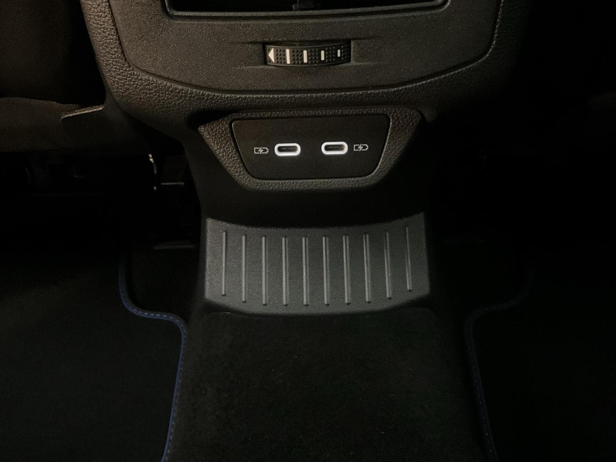 VW T-Roc R+DSG+4Motion+Matrix-Led+Navi+P.Leder+Black-style+Pano+Beats (2023) - Photo 22