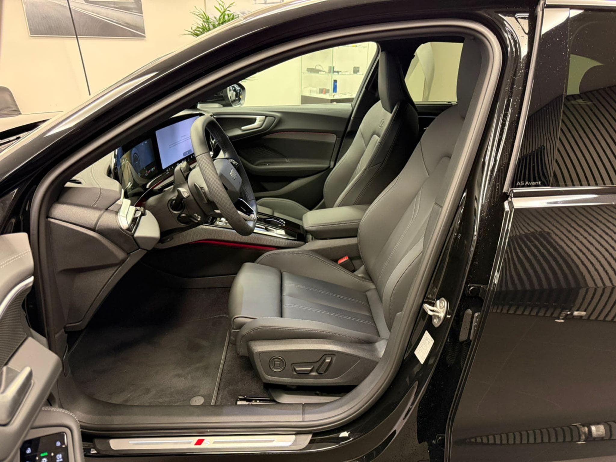 Audi A5 Avant e-hybrid S line 367 CH / 270 kW S tronic (2026) - Photo 3